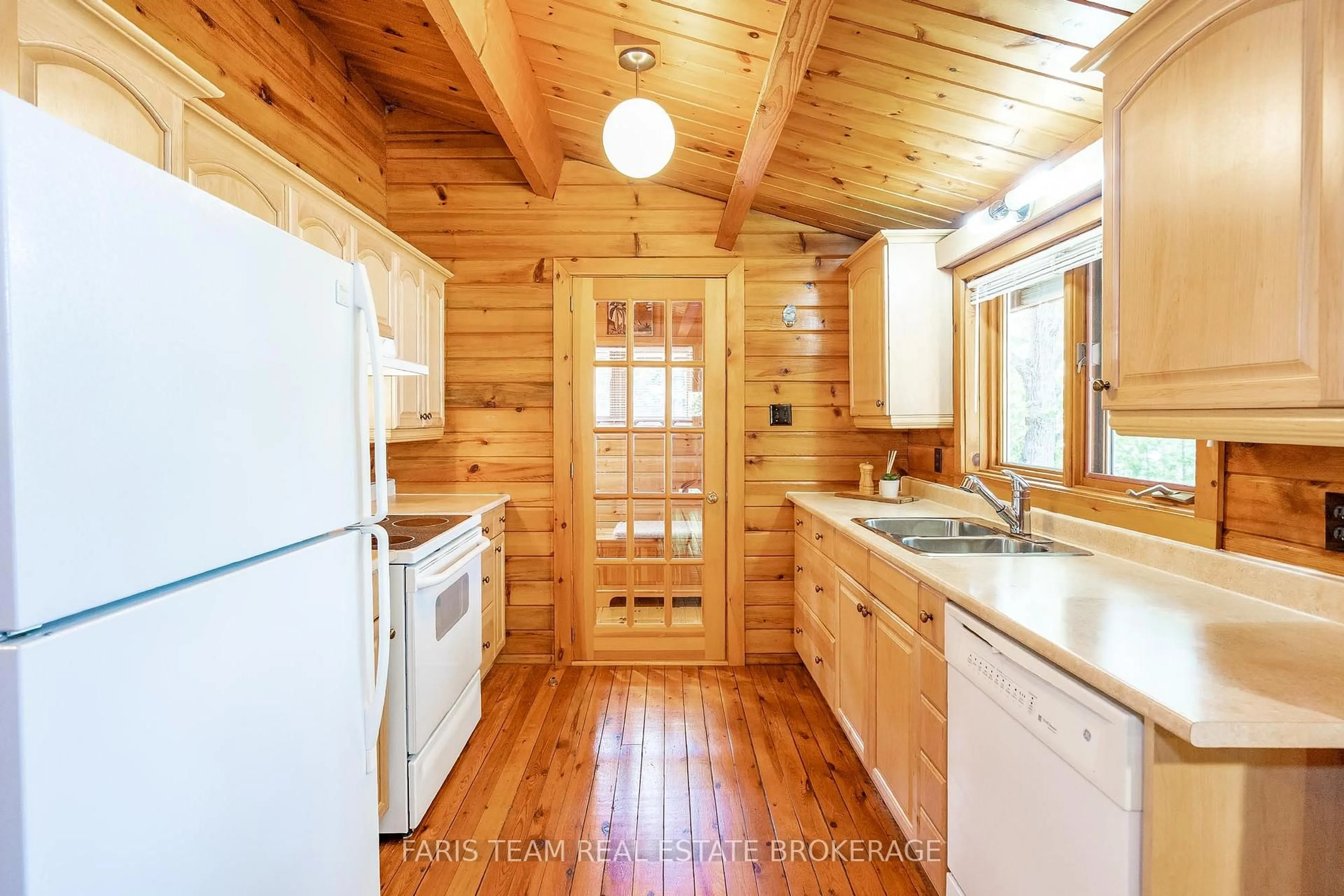 Standard kitchen, wood/laminate floor for 7652 South River Rd, Severn Ontario L0K 2B0