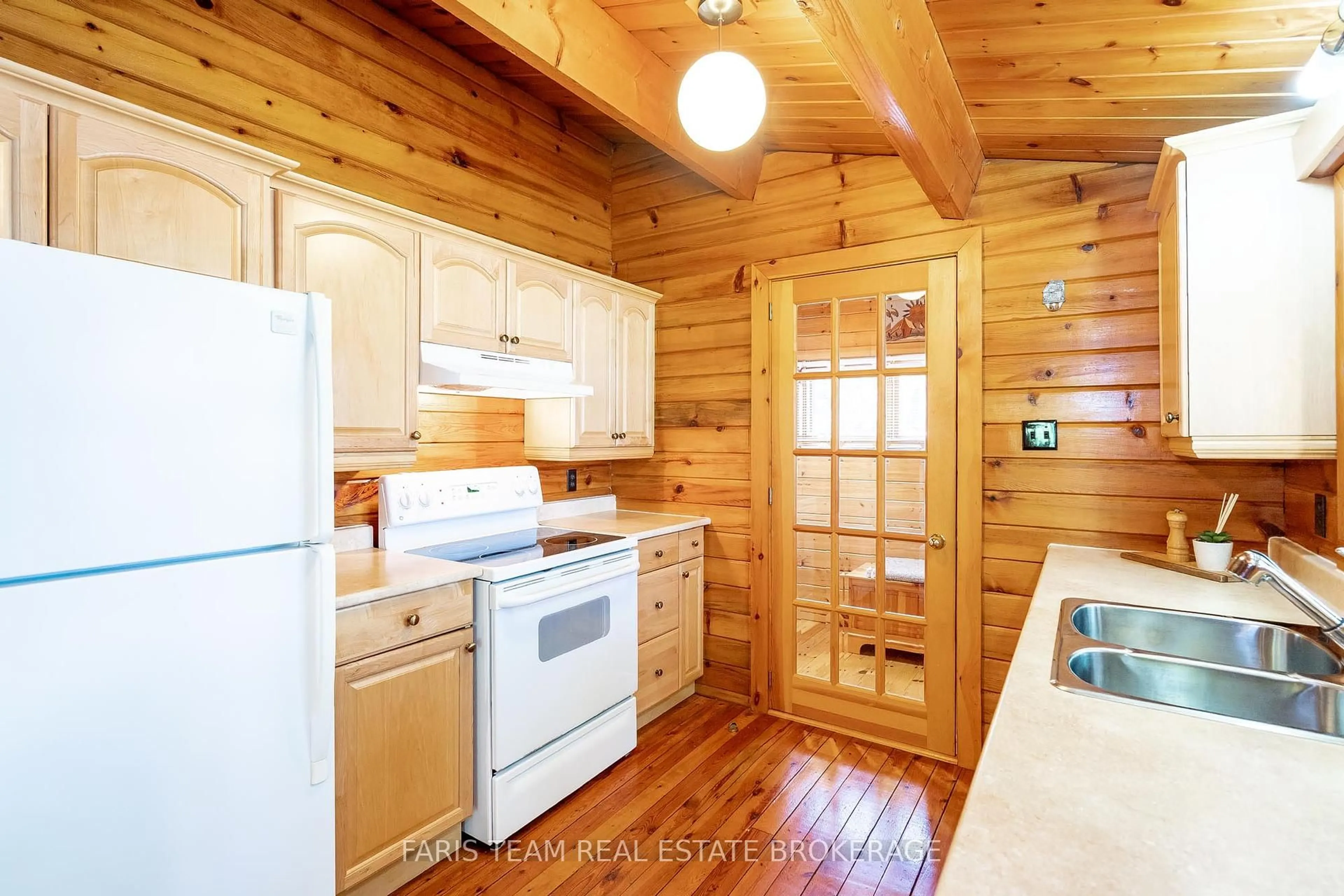 Standard kitchen, wood/laminate floor for 7652 South River Rd, Severn Ontario L0K 2B0