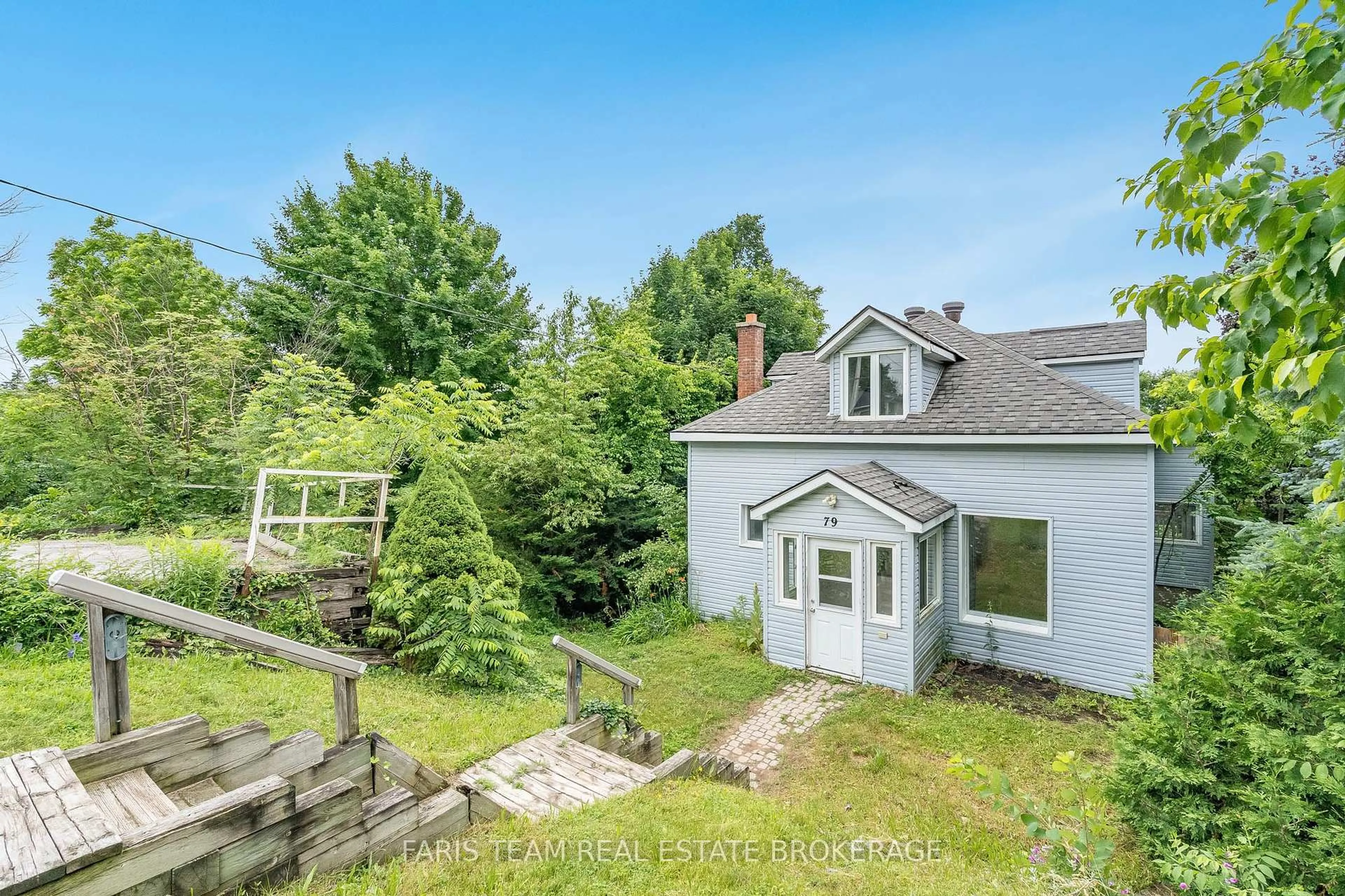 A pic from outside/outdoor area/front of a property/back of a property/a pic from drone, unknown for 79 Poyntz St, Penetanguishene Ontario L9M 1N9