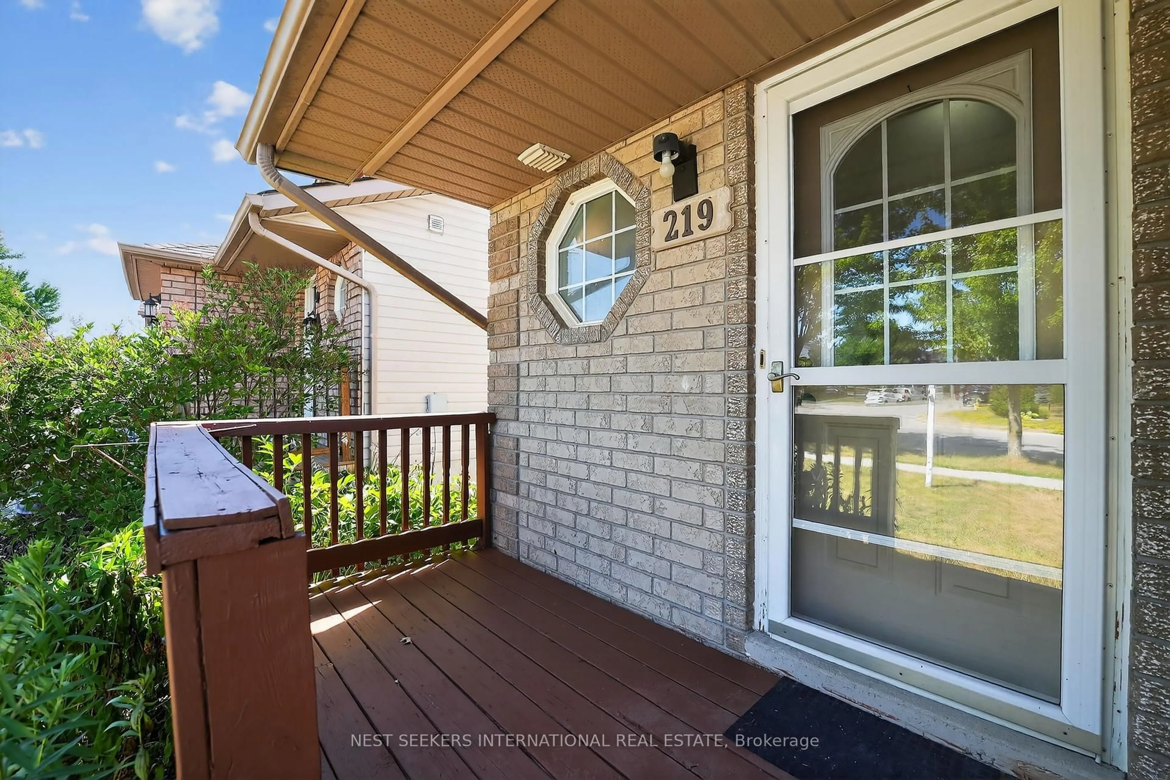Patio, street for 219 Nathan Cres, Barrie Ontario L4N 0S3