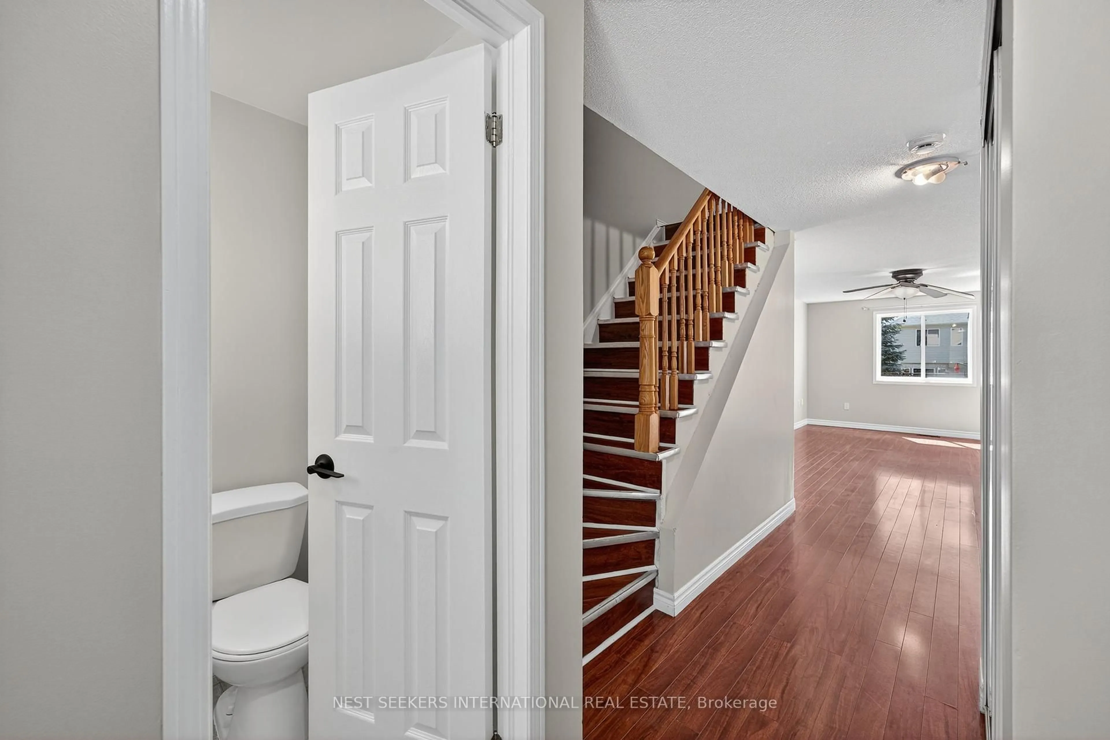 Indoor entryway for 219 Nathan Cres, Barrie Ontario L4N 0S3