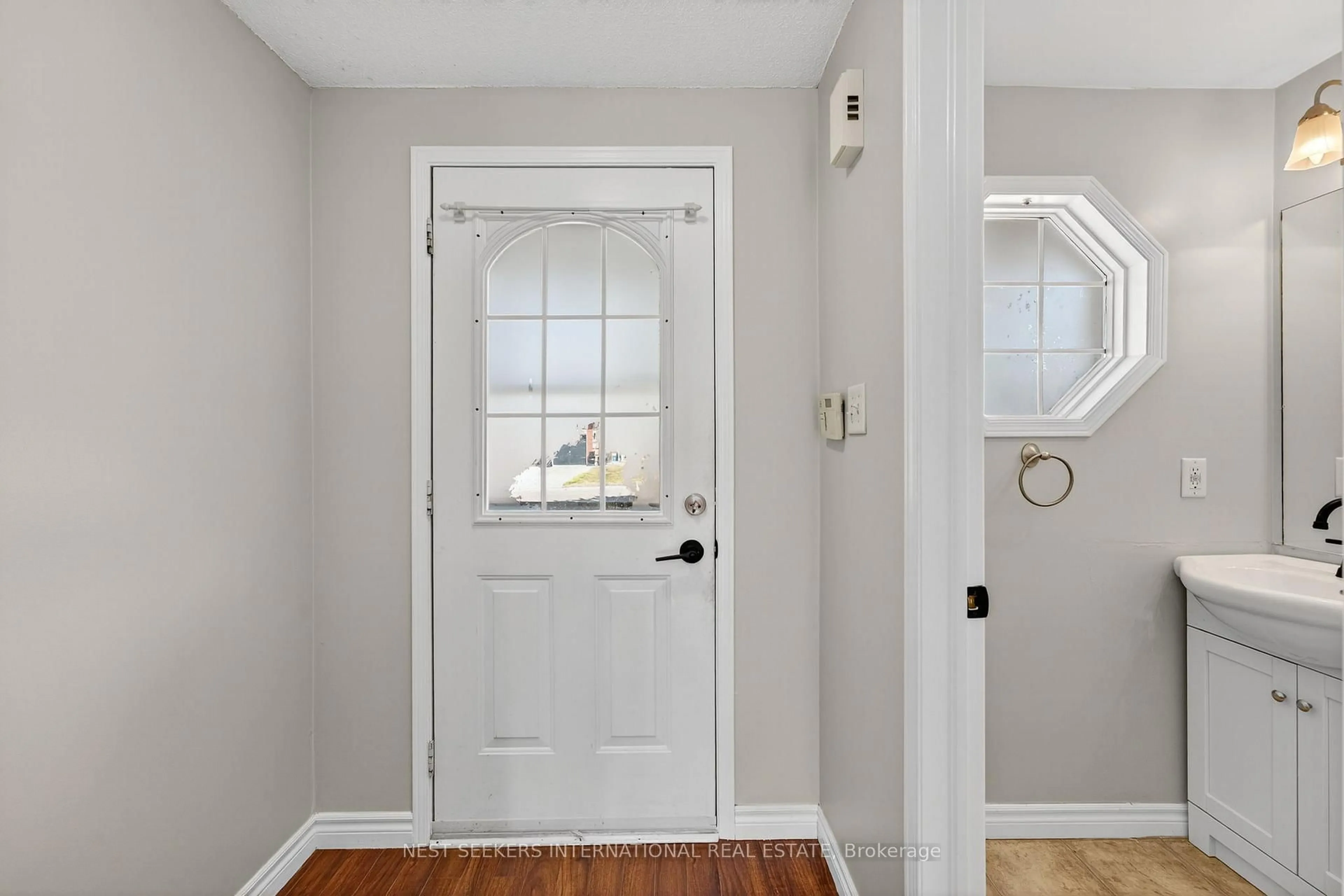 Indoor entryway for 219 Nathan Cres, Barrie Ontario L4N 0S3