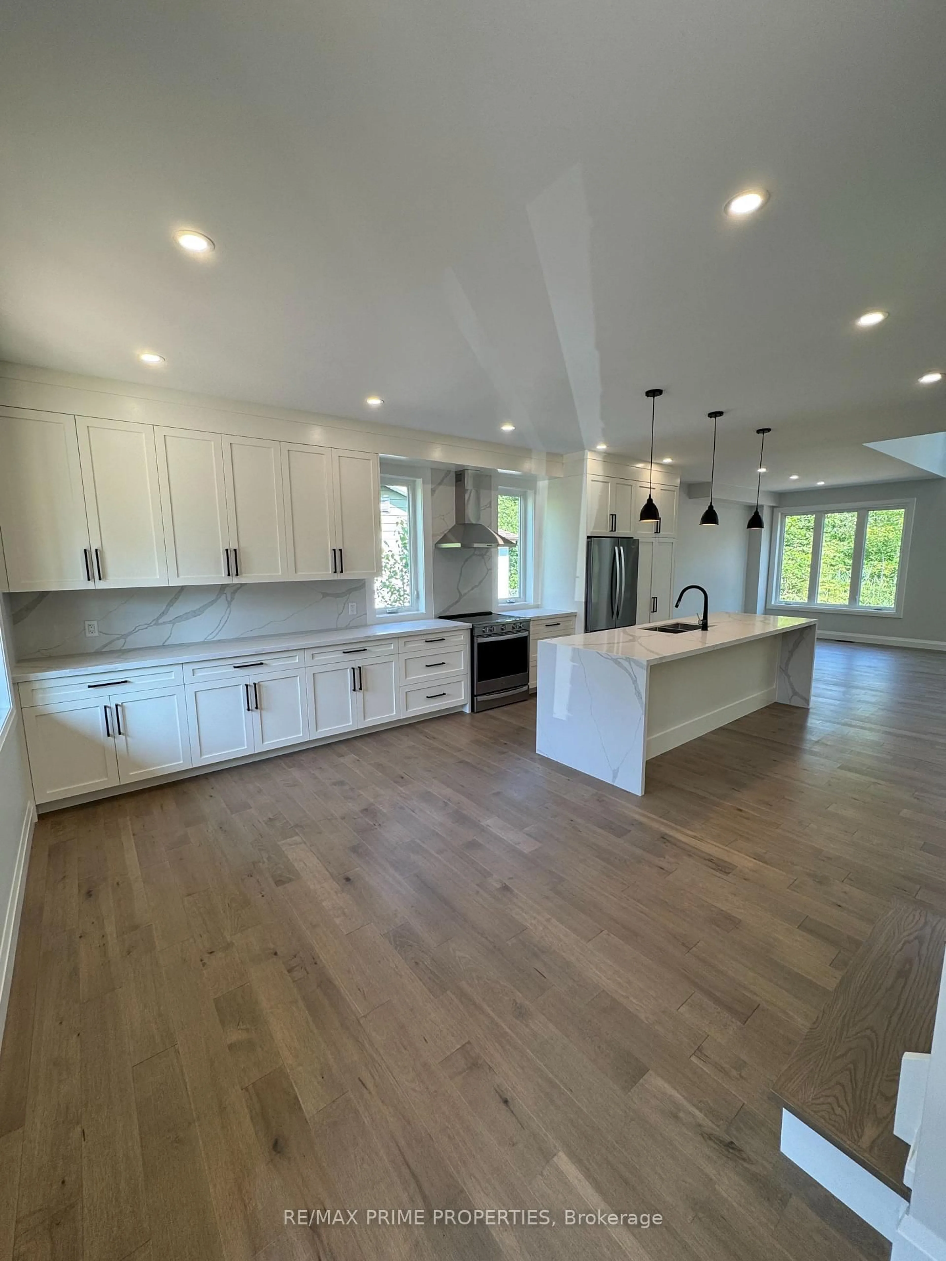 Open concept kitchen, unknown for 118 Valerie Cres, Wasaga Beach Ontario L9Z 2P8