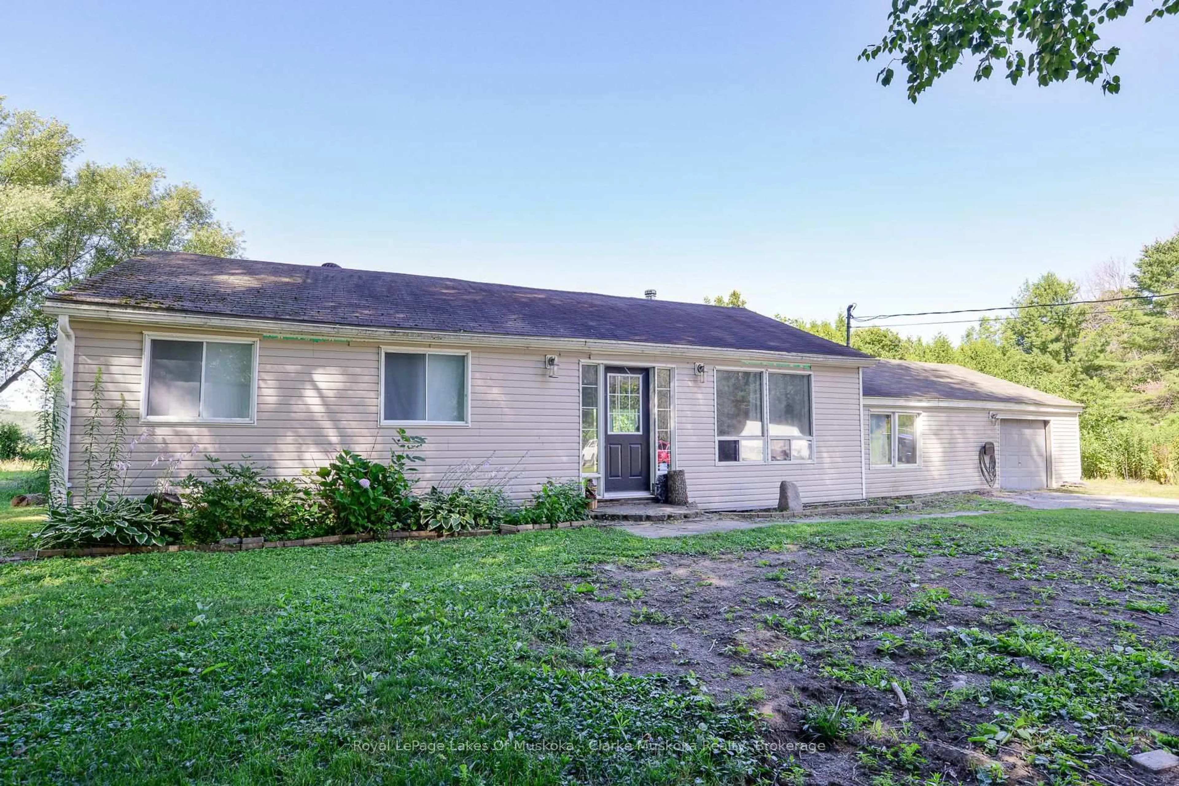 A pic from outside/outdoor area/front of a property/back of a property/a pic from drone, street for 1628 TRADER COWAN Rd, Severn Ontario L0K 1E0