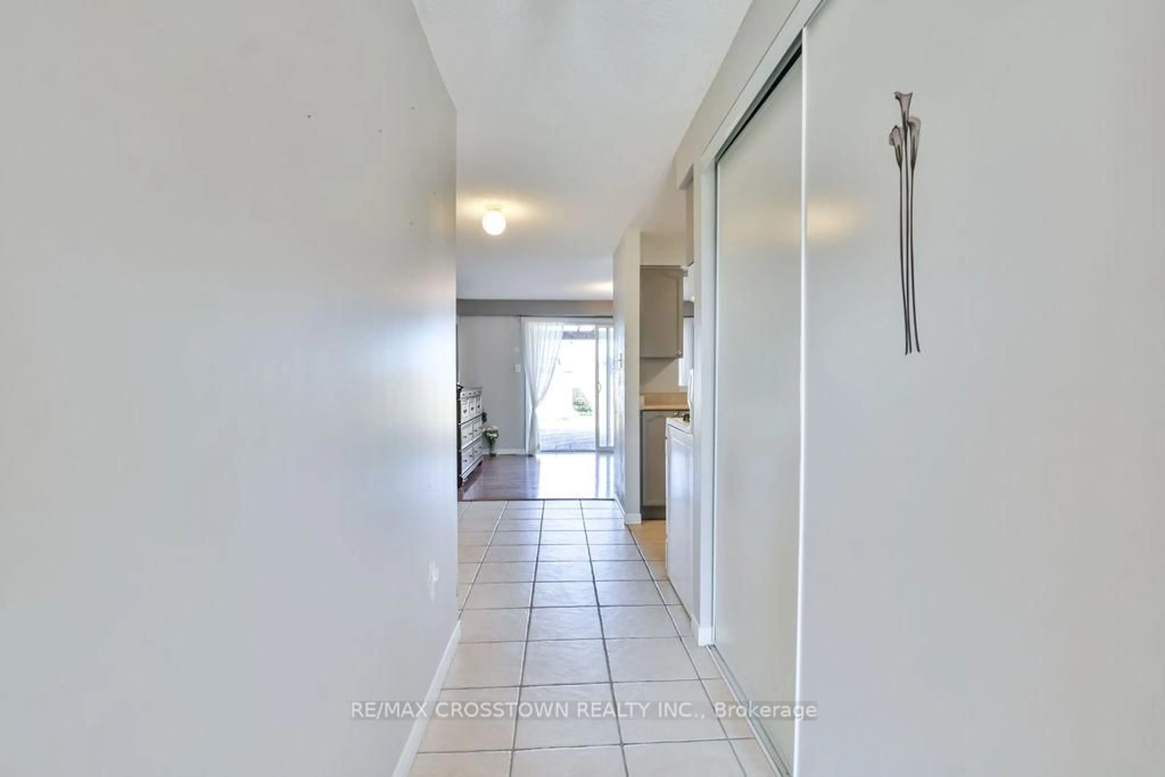 Indoor entryway for 71 Goodwin Dr, Barrie Ontario L4M 3T1