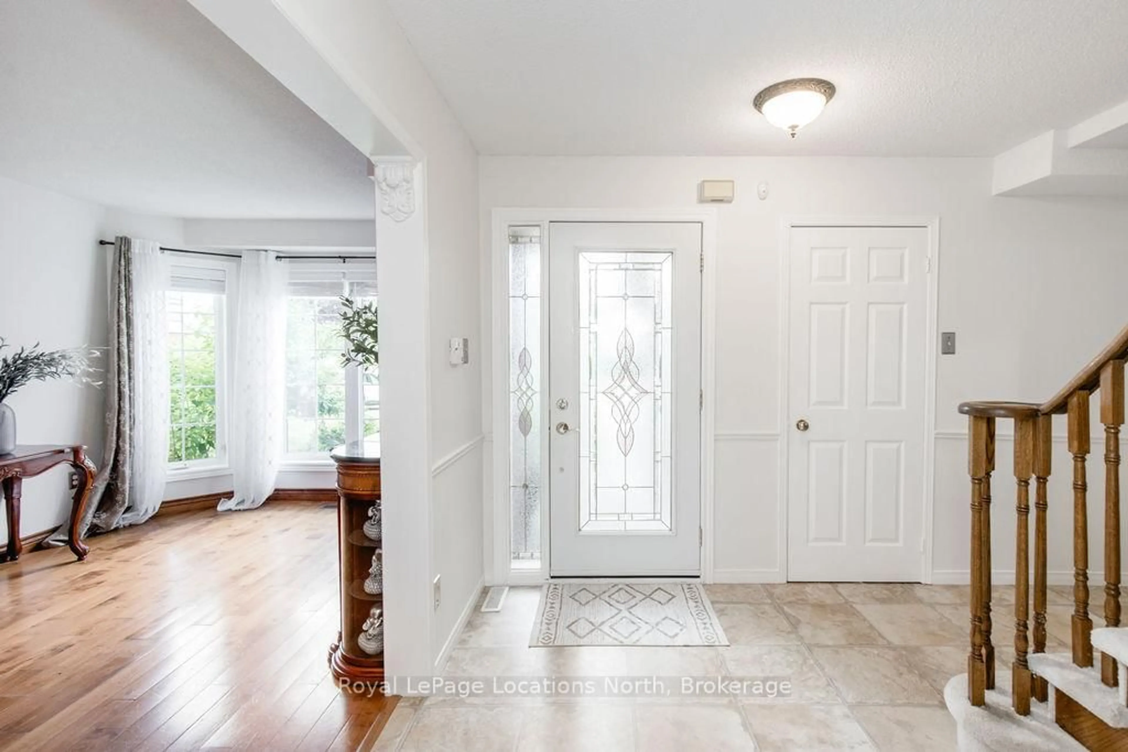 Indoor entryway for 10 BARWICK Dr, Barrie Ontario L4N 6Z7