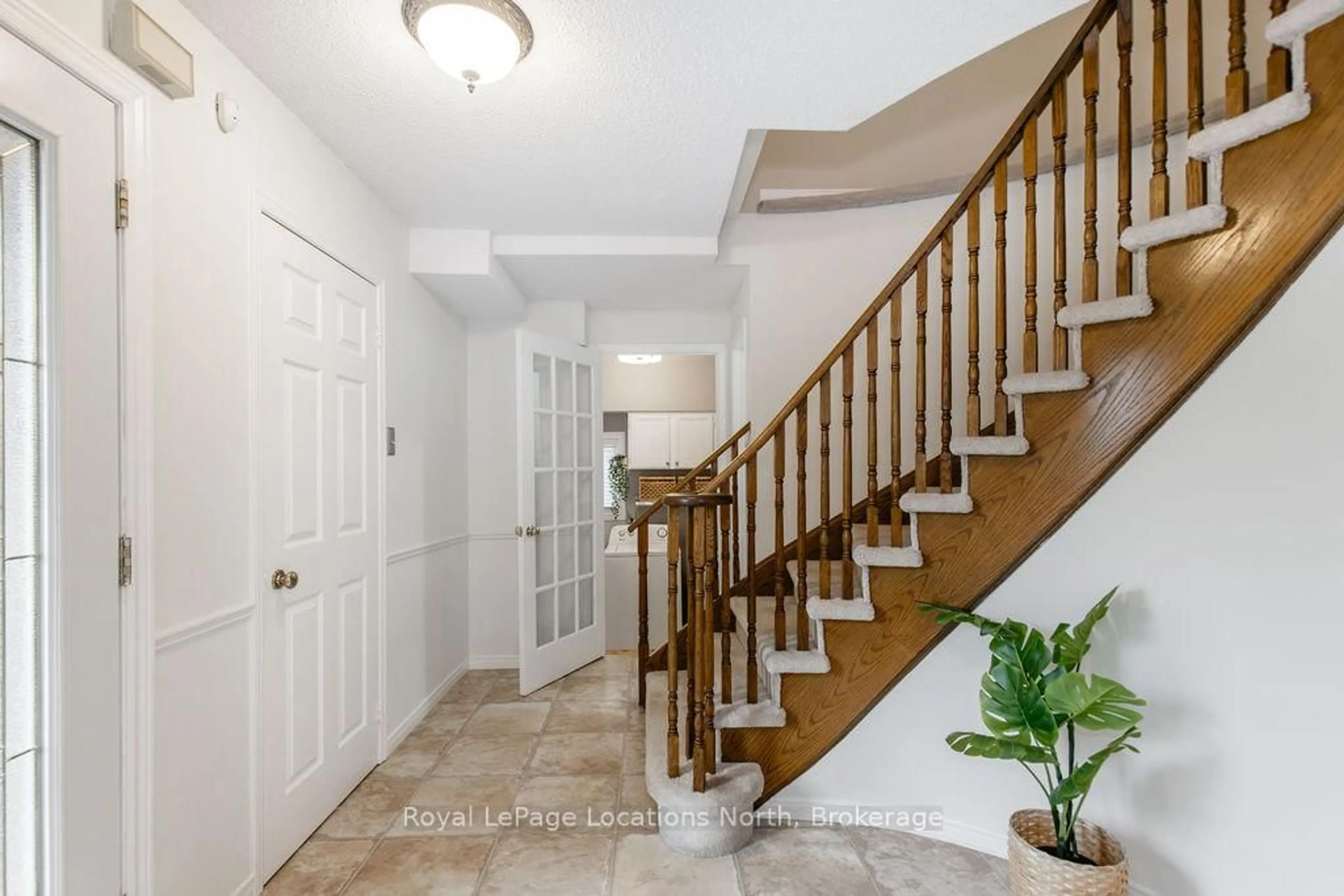 Indoor entryway for 10 BARWICK Dr, Barrie Ontario L4N 6Z7