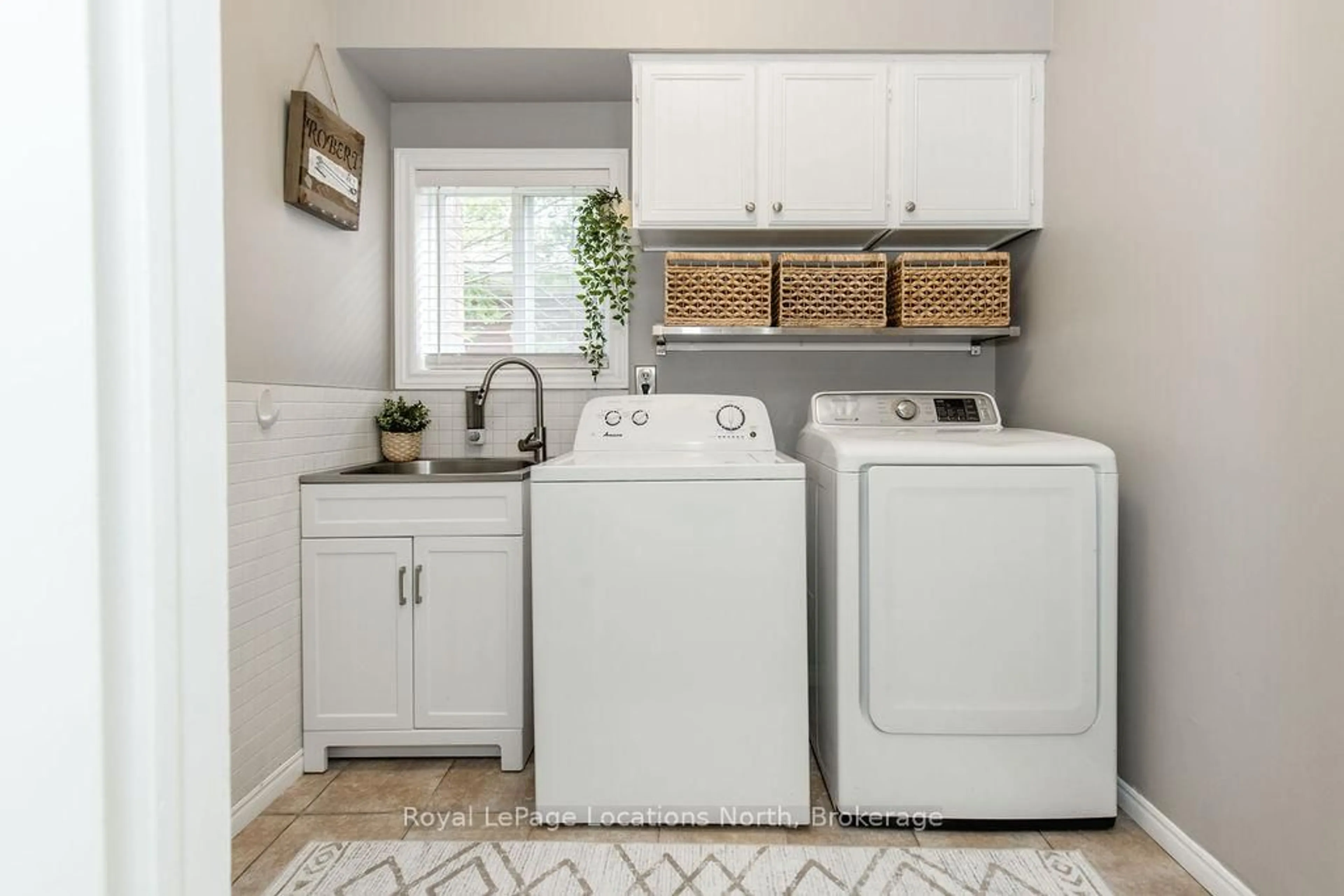 Laundry room for 10 BARWICK Dr, Barrie Ontario L4N 6Z7