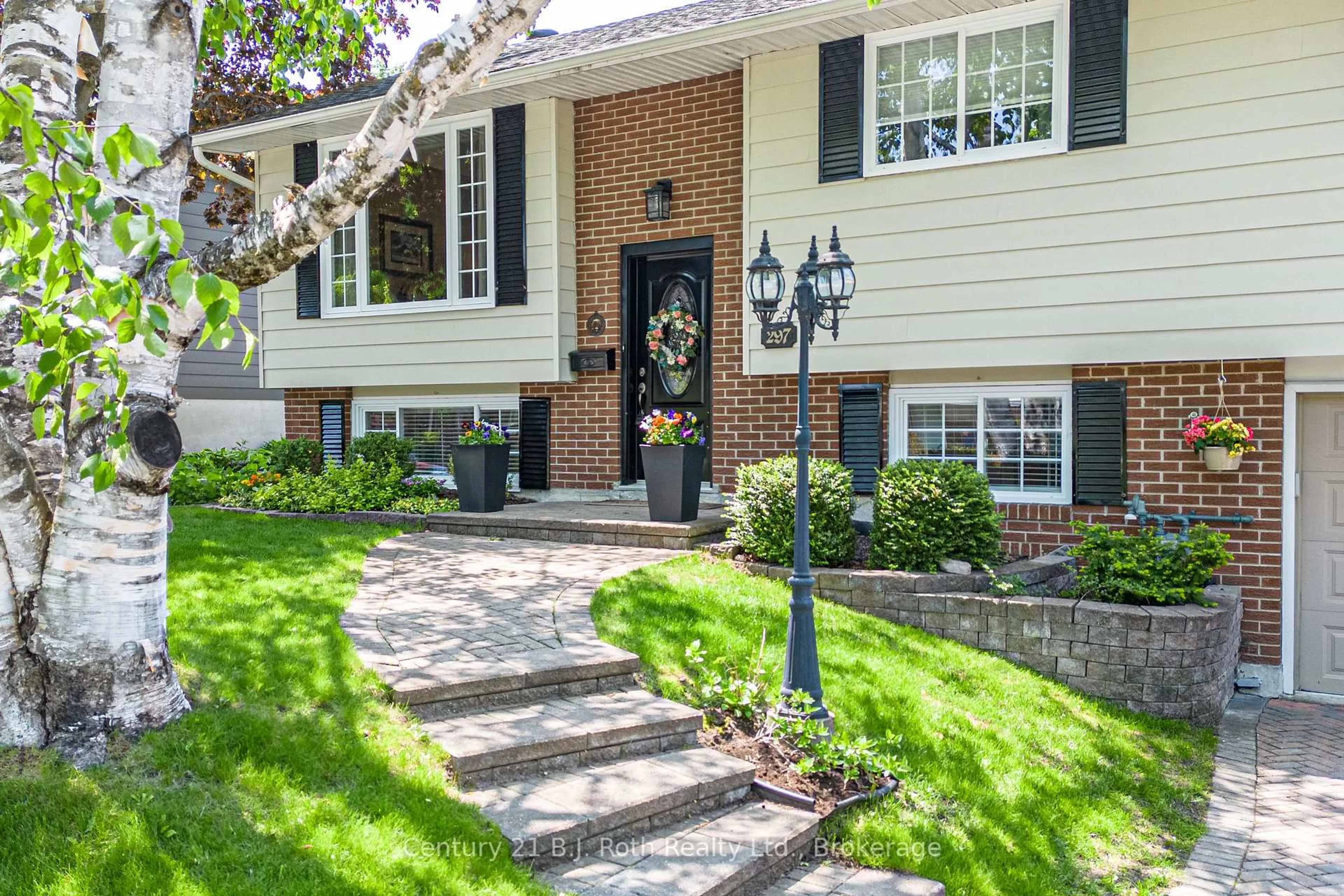Home with brick exterior material, street for 297 Matchedash St, Orillia Ontario L3V 4W1