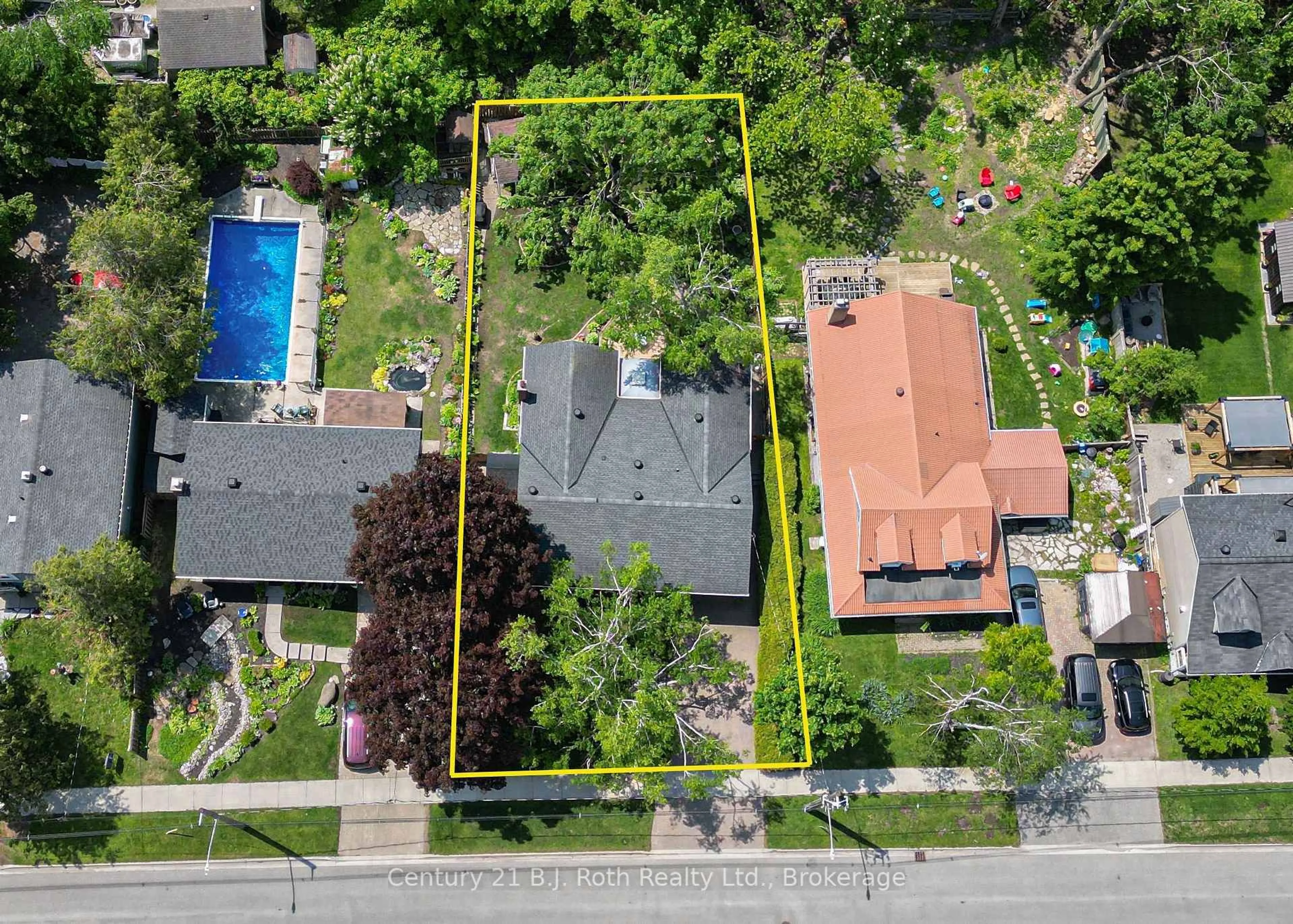 A pic from outside/outdoor area/front of a property/back of a property/a pic from drone, street for 297 Matchedash St, Orillia Ontario L3V 4W1