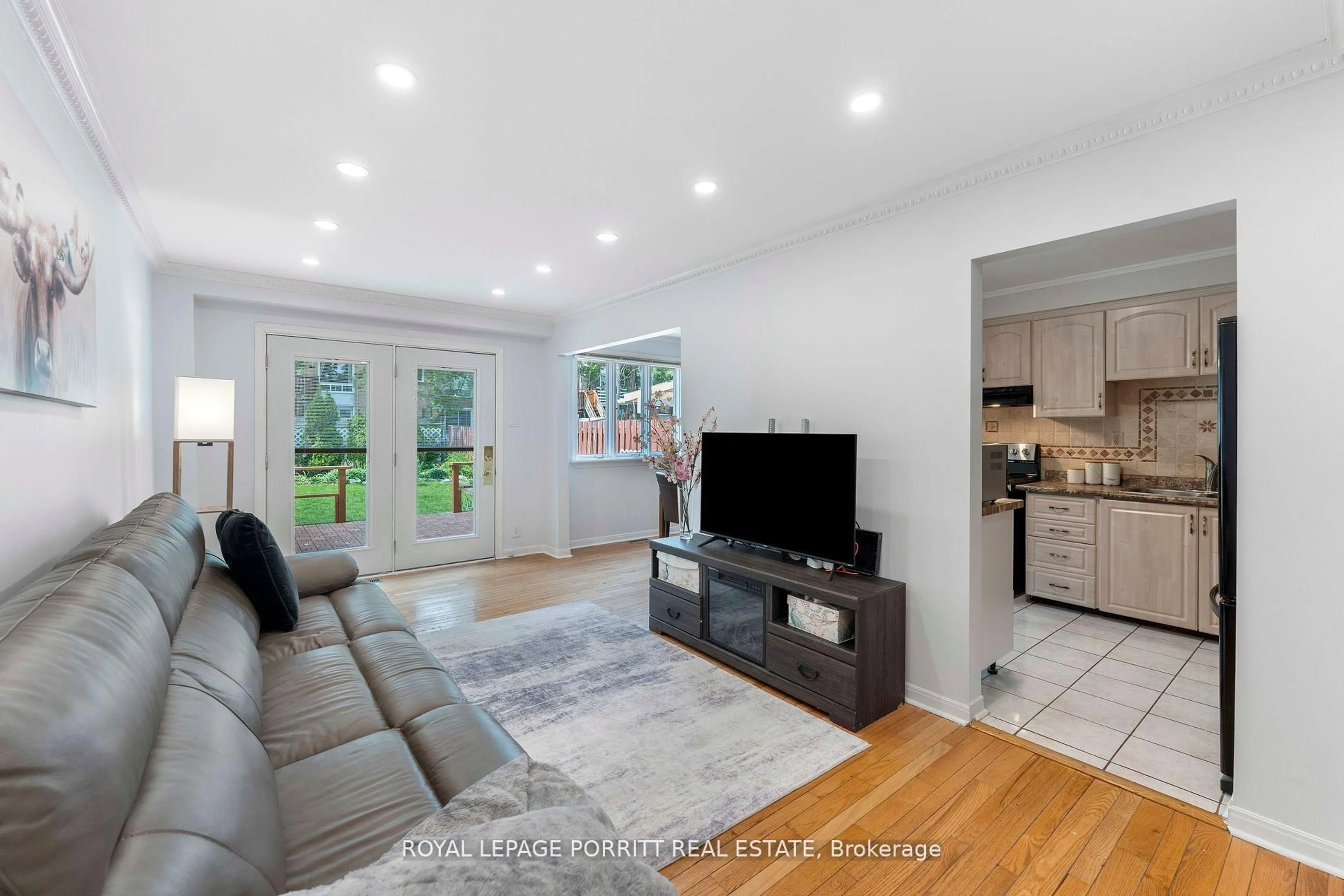 Living room with furniture, unknown for 32 Chaucer Cres, Barrie Ontario L4N 4T7