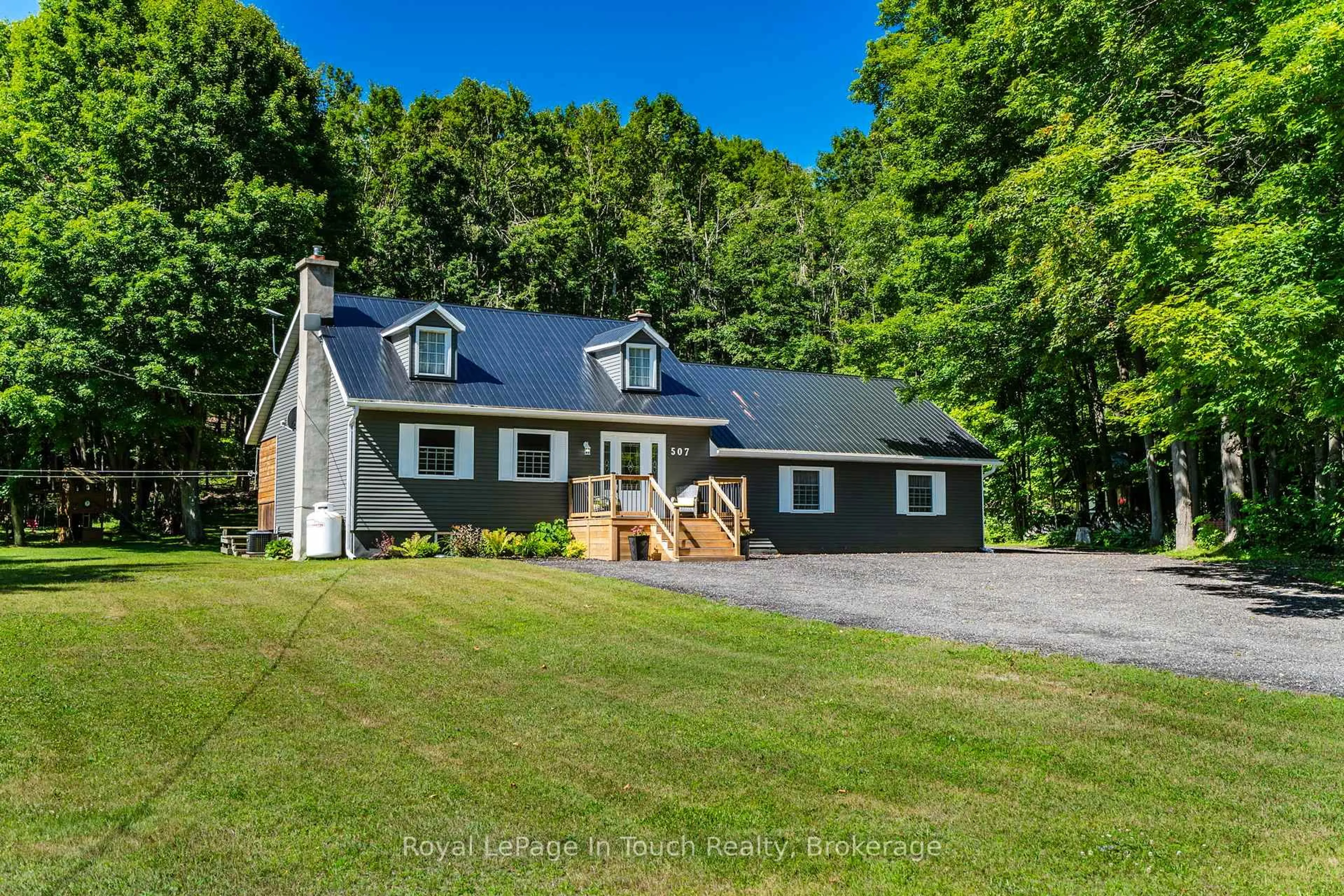 A pic from outside/outdoor area/front of a property/back of a property/a pic from drone, unknown for 507 Lafontaine Rd, Tiny Ontario L9M 0S3