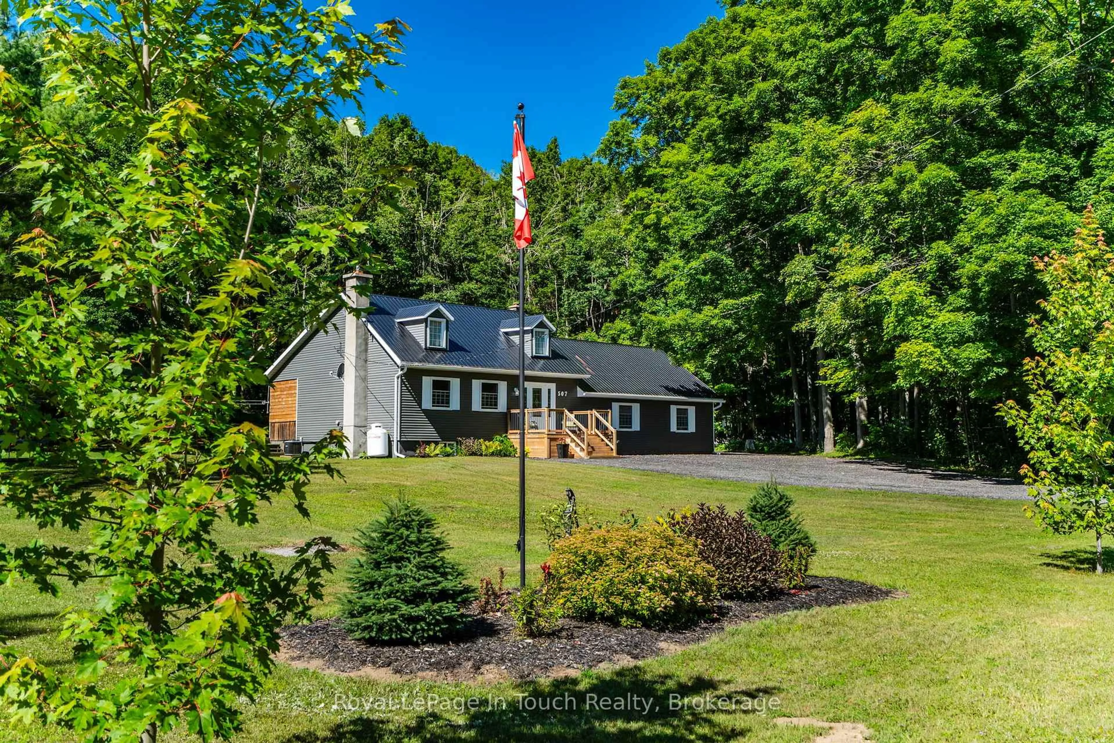 A pic from outside/outdoor area/front of a property/back of a property/a pic from drone, unknown for 507 Lafontaine Rd, Tiny Ontario L9M 0S3