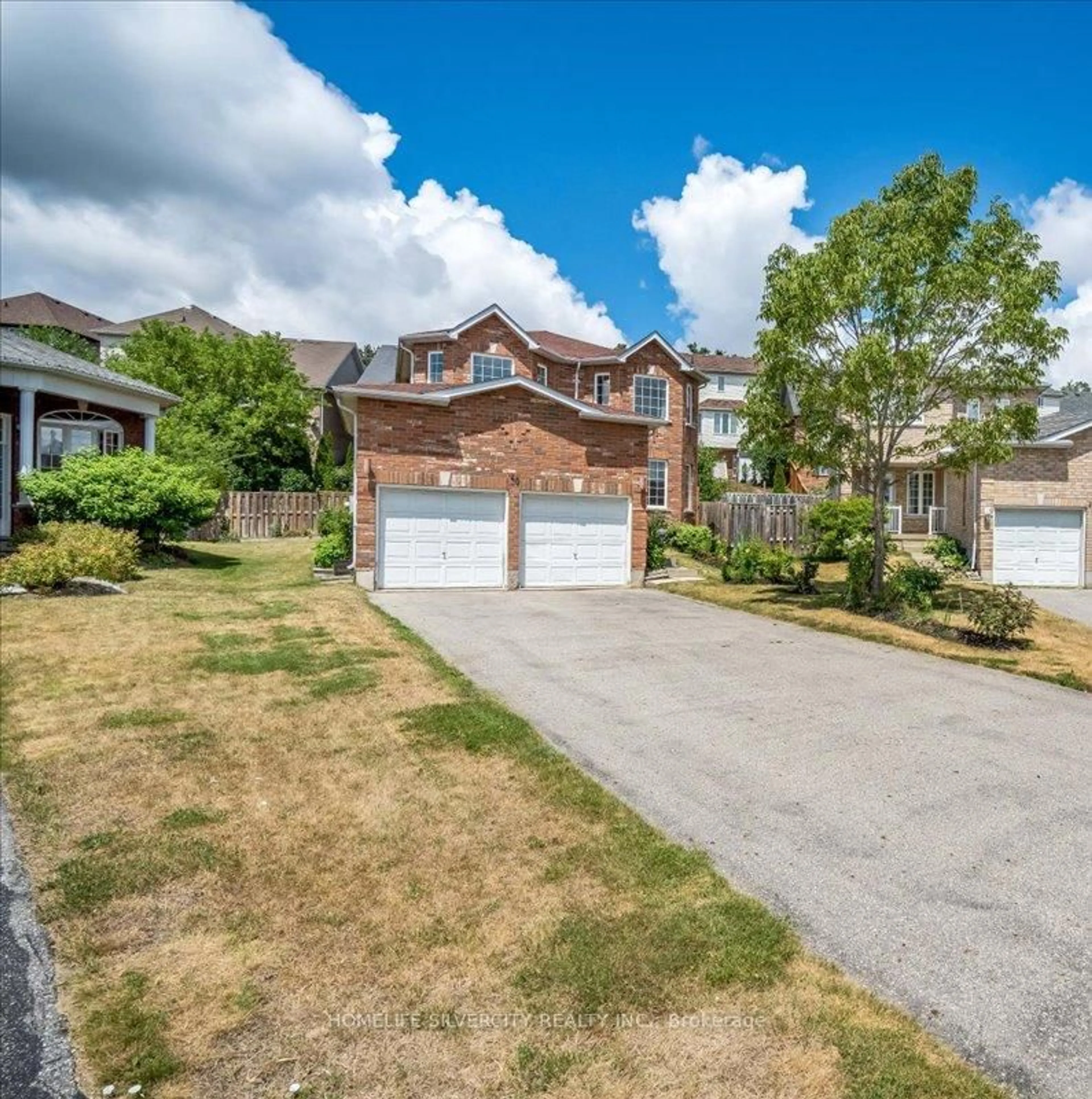 A pic from outside/outdoor area/front of a property/back of a property/a pic from drone, street for 40 Bird St, Barrie Ontario L4N 0X4
