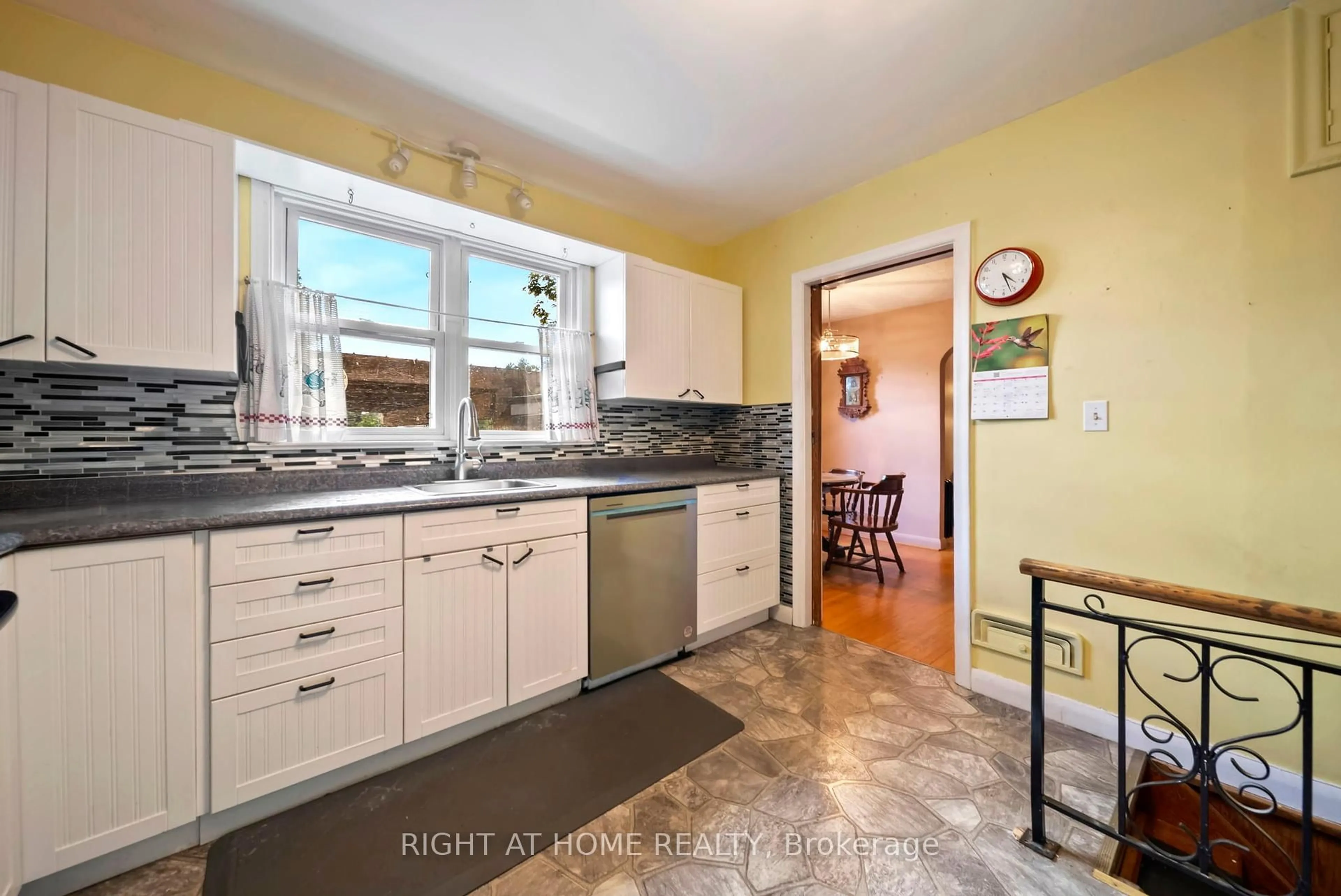 Open concept kitchen, ceramic/tile floor for 392 Bayview Pkwy, Orillia Ontario L3V 3Y2