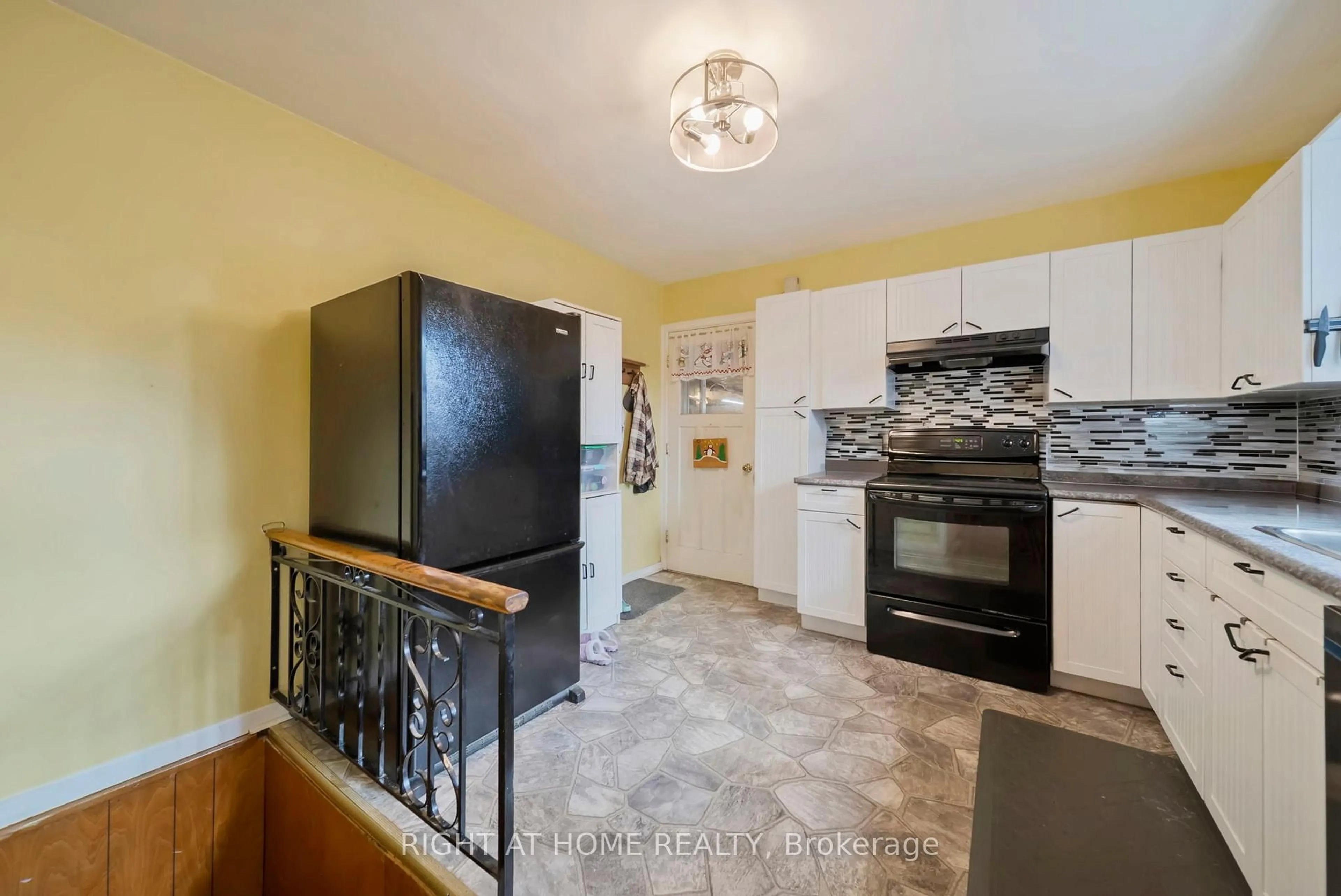 Open concept kitchen, ceramic/tile floor for 392 Bayview Pkwy, Orillia Ontario L3V 3Y2