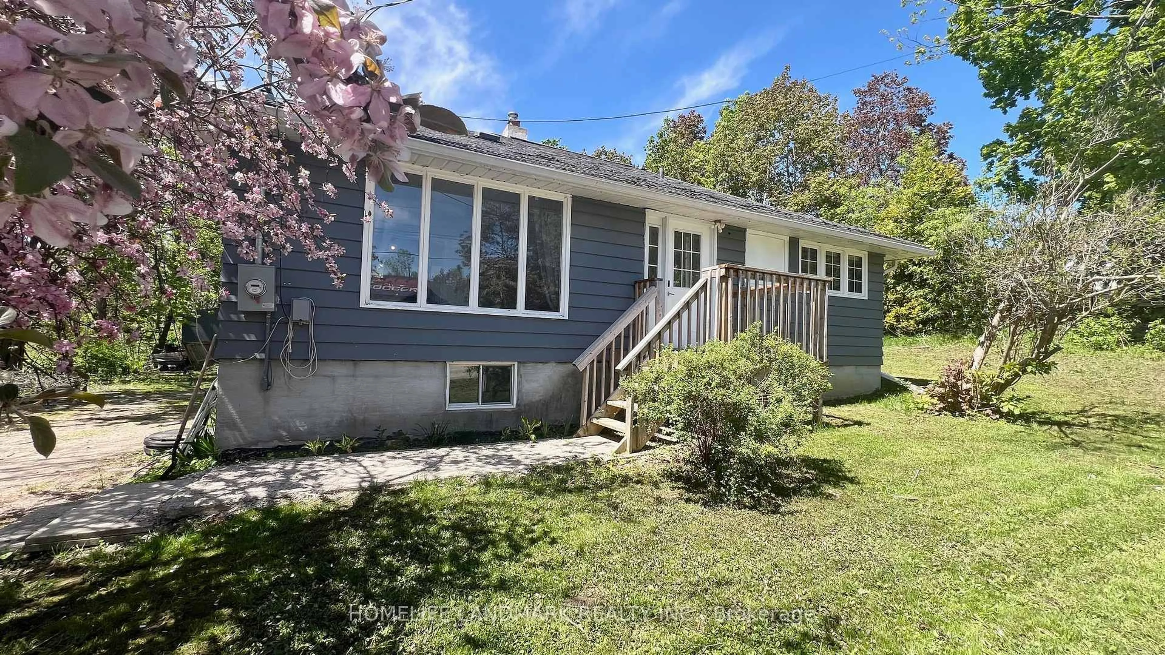 Home with vinyl exterior material, street for 688 7th Line, Oro-Medonte Ontario L0L 2E0
