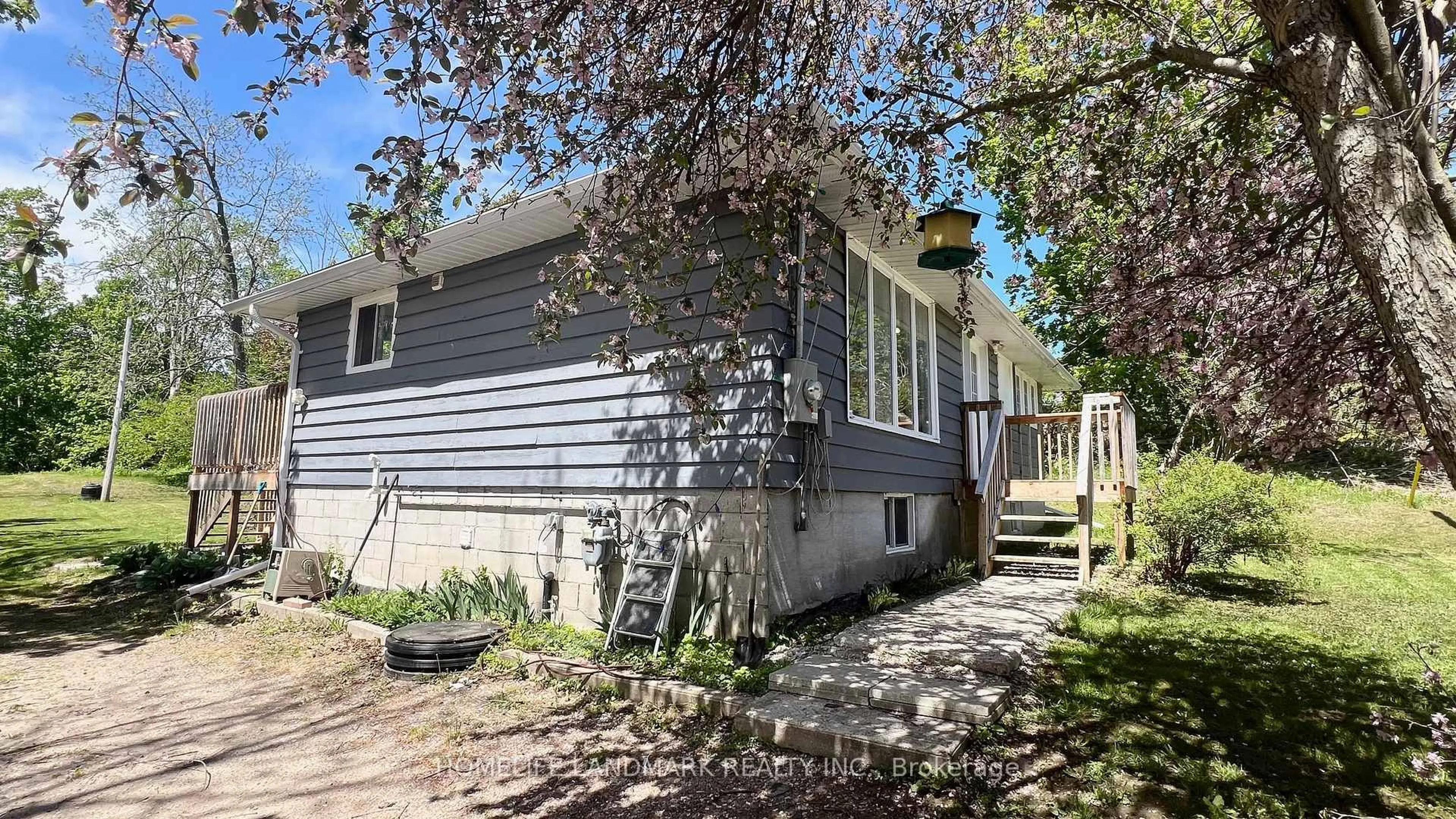 Home with vinyl exterior material, street for 688 7th Line, Oro-Medonte Ontario L0L 2E0