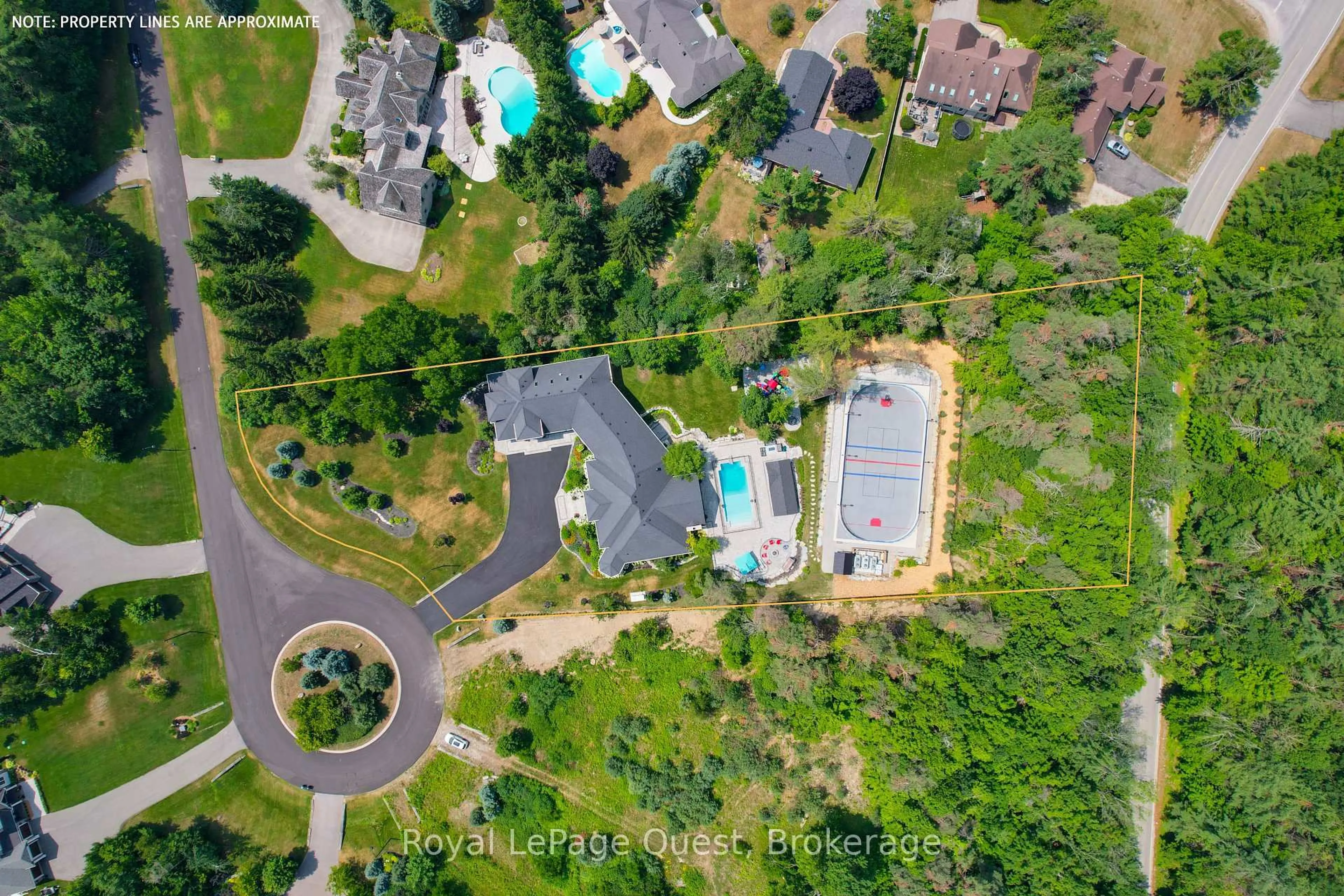 A pic from outside/outdoor area/front of a property/back of a property/a pic from drone, unknown for 8 Midves Crt, Springwater Ontario L9X 0P3