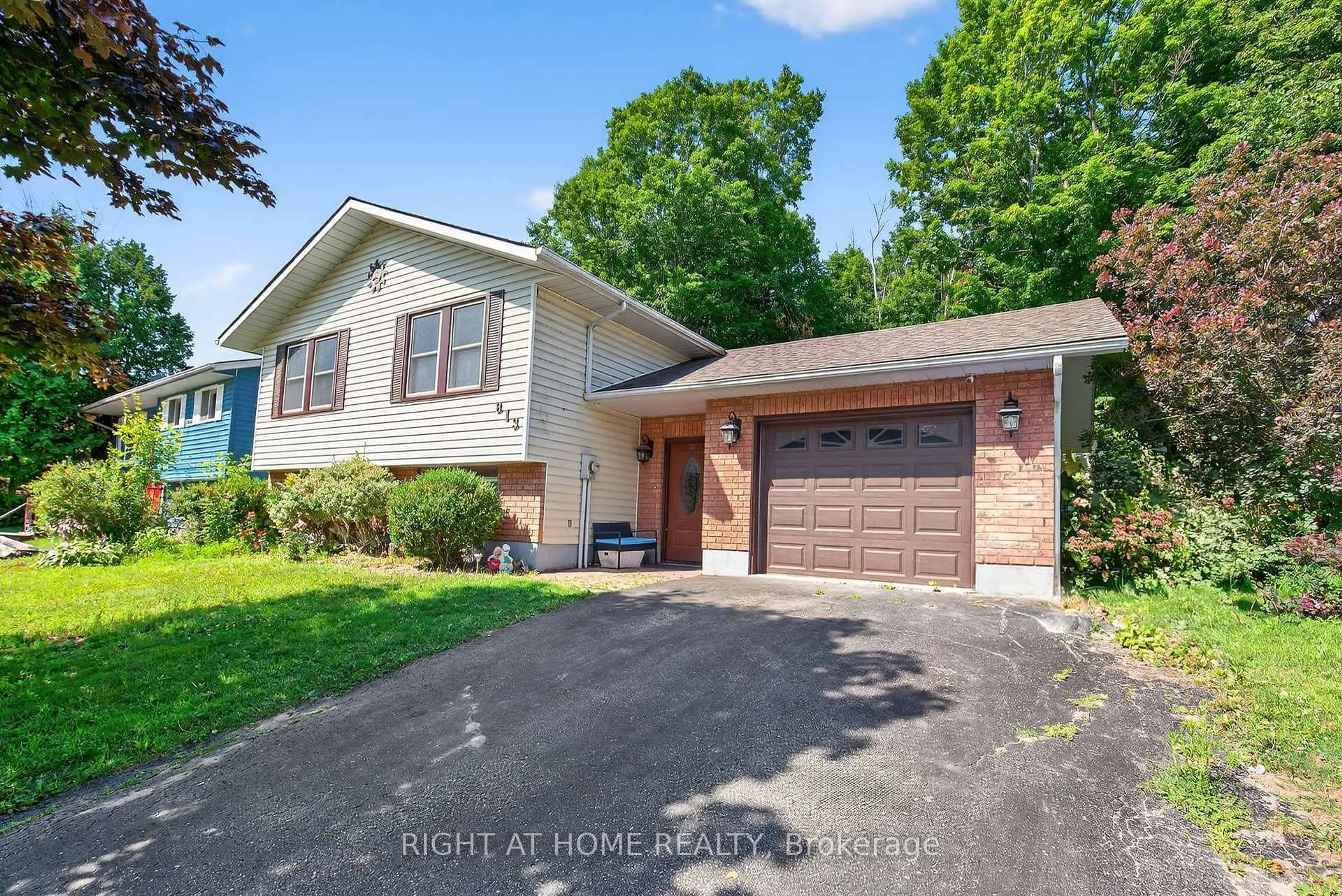 Home with brick exterior material, street for 813 Birchwood Dr, Midland Ontario L4R 4Y3