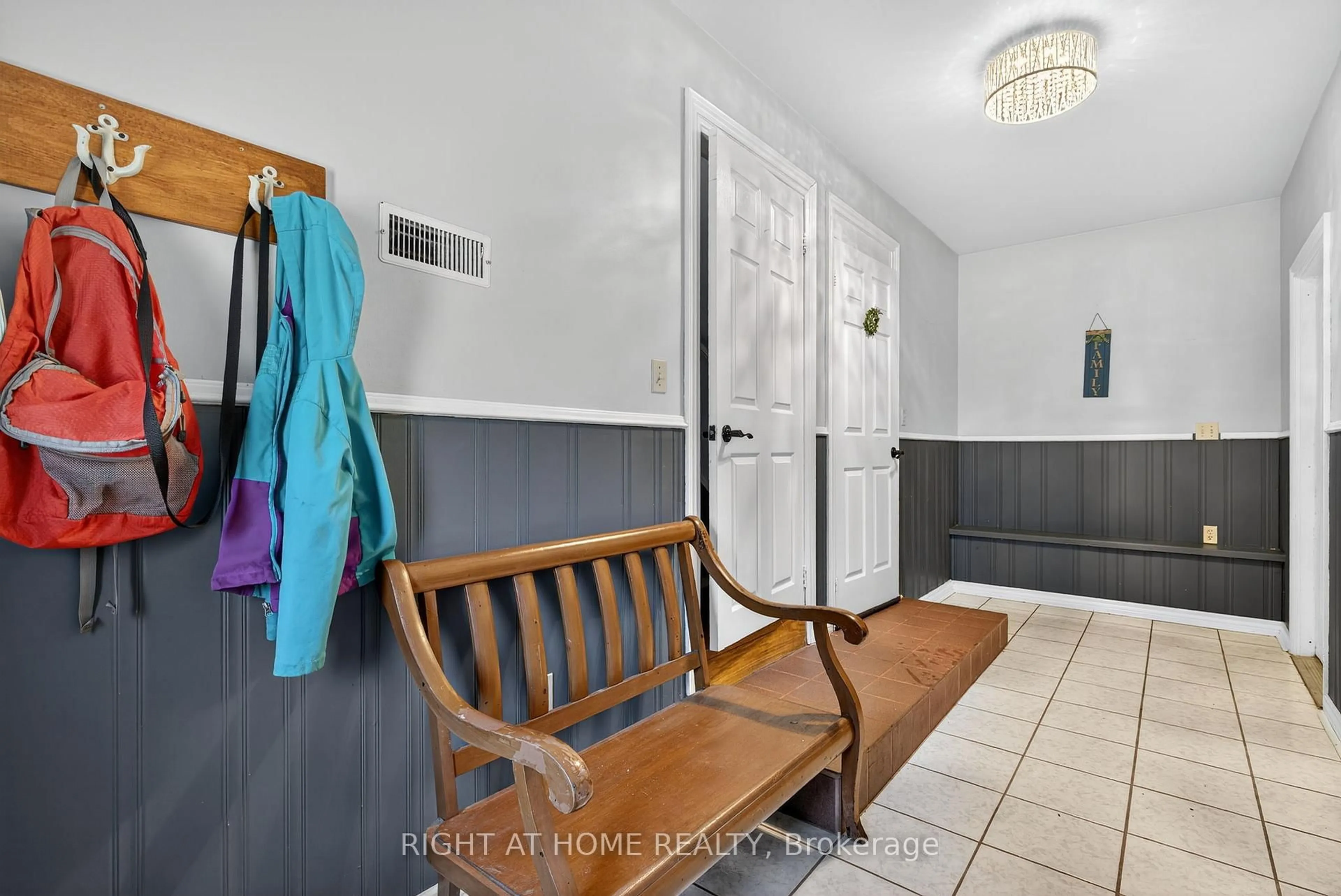 Indoor entryway for 813 Birchwood Dr, Midland Ontario L4R 4Y3