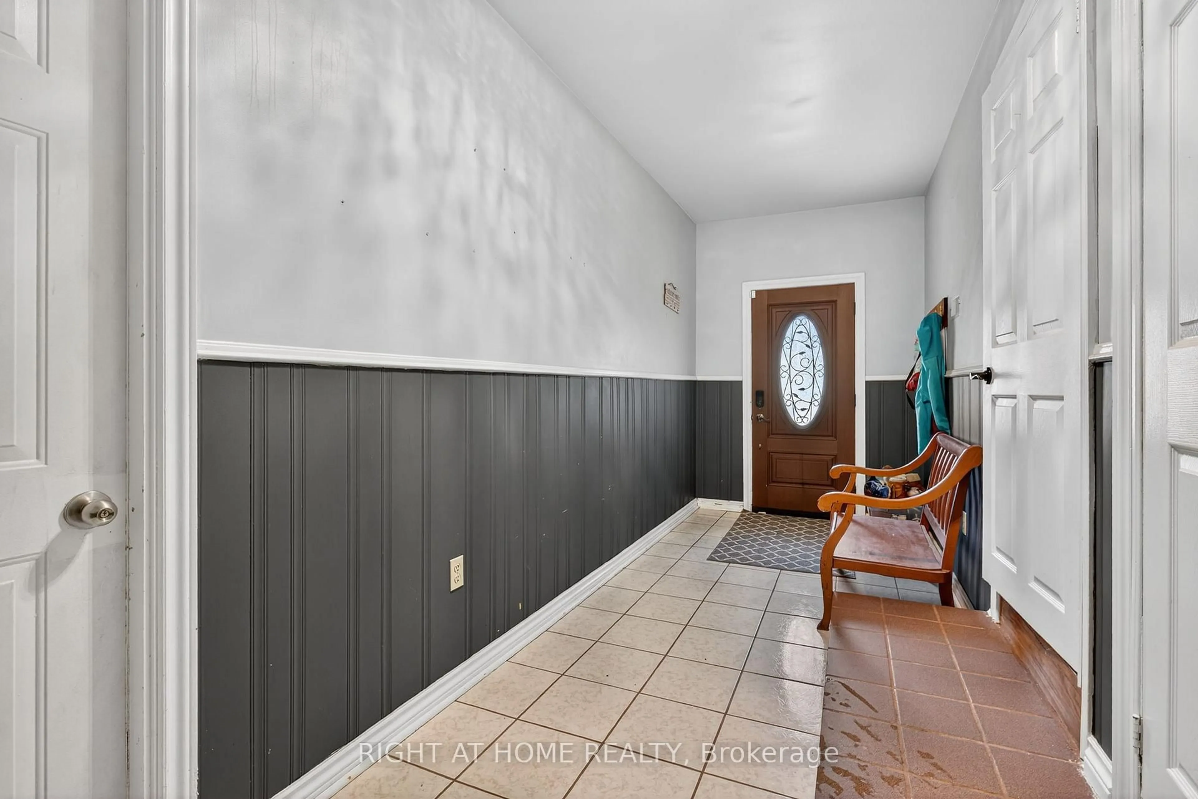Indoor foyer for 813 Birchwood Dr, Midland Ontario L4R 4Y3