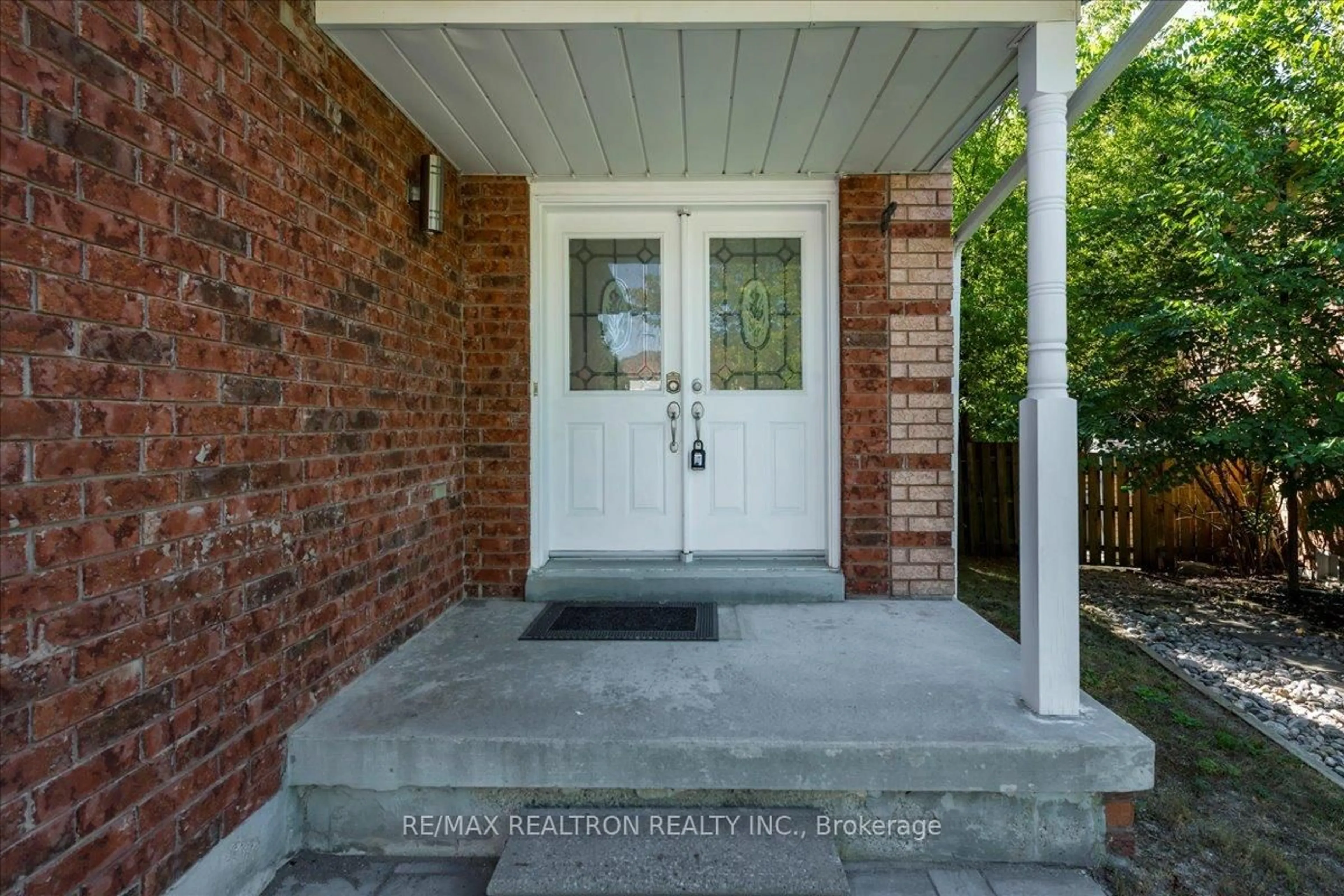 Indoor entryway for 9 McKenzie Cres, Barrie Ontario L4N 5R5