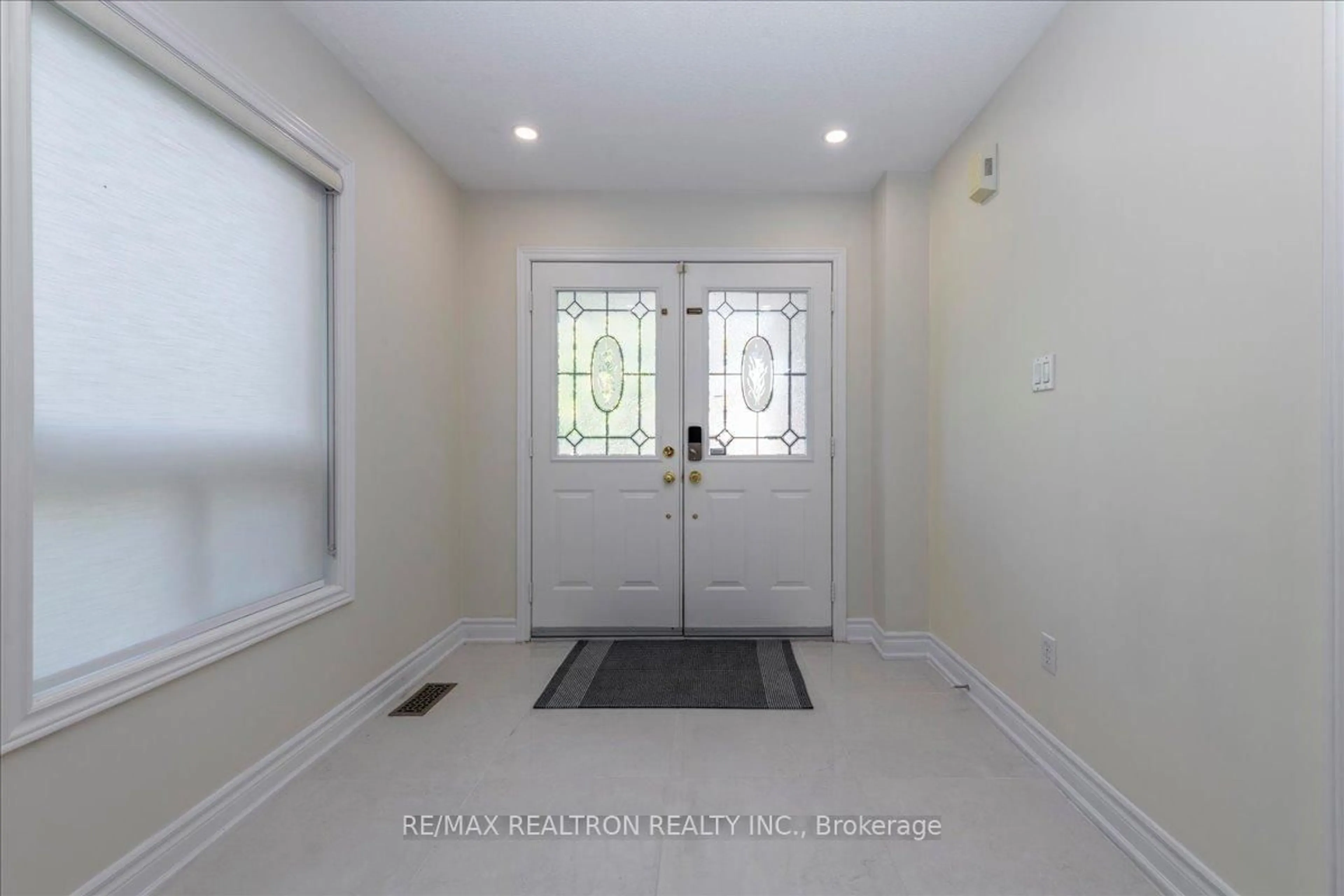 Indoor entryway for 9 McKenzie Cres, Barrie Ontario L4N 5R5