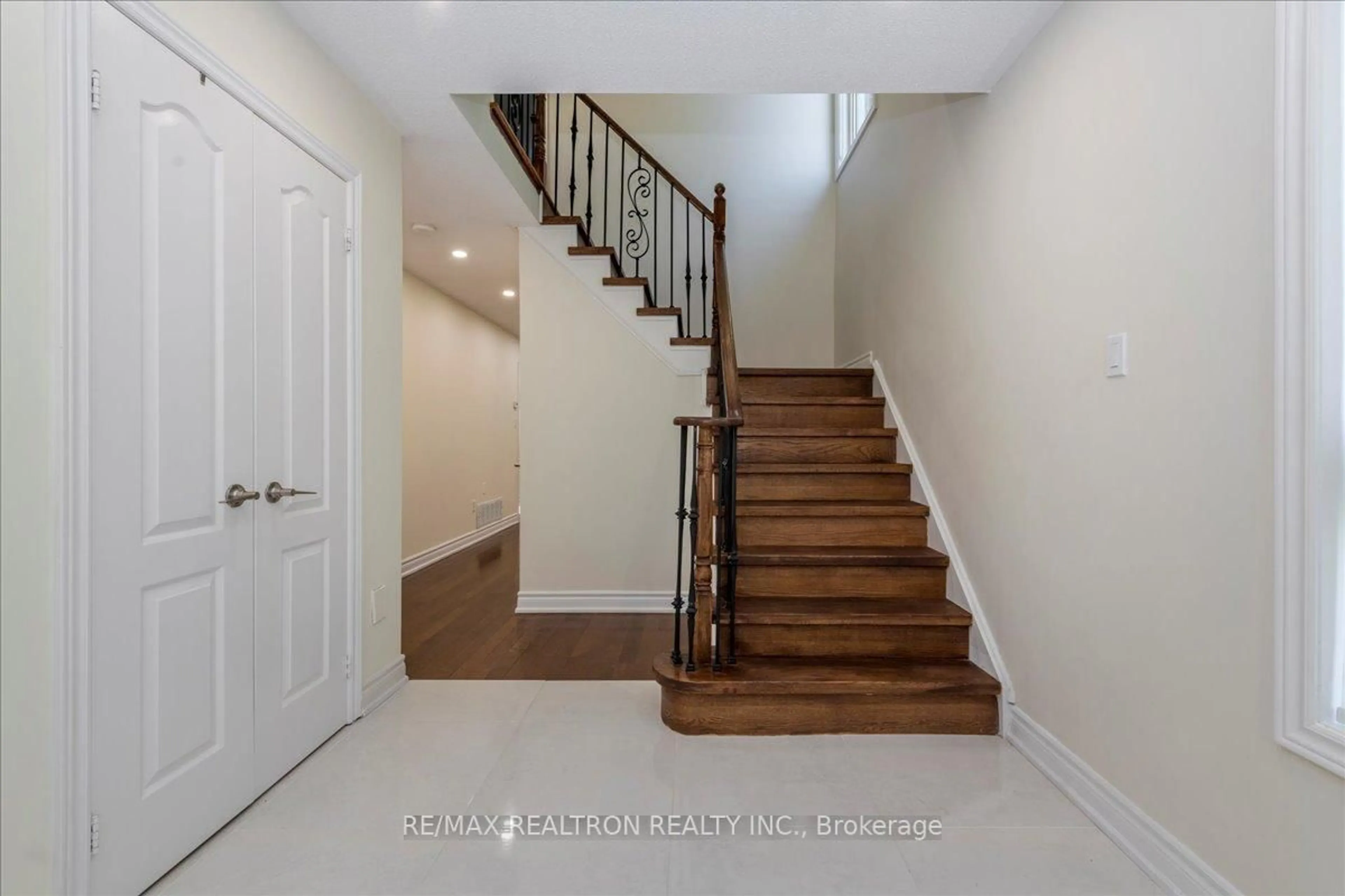 Unknown for 9 McKenzie Cres, Barrie Ontario L4N 5R5