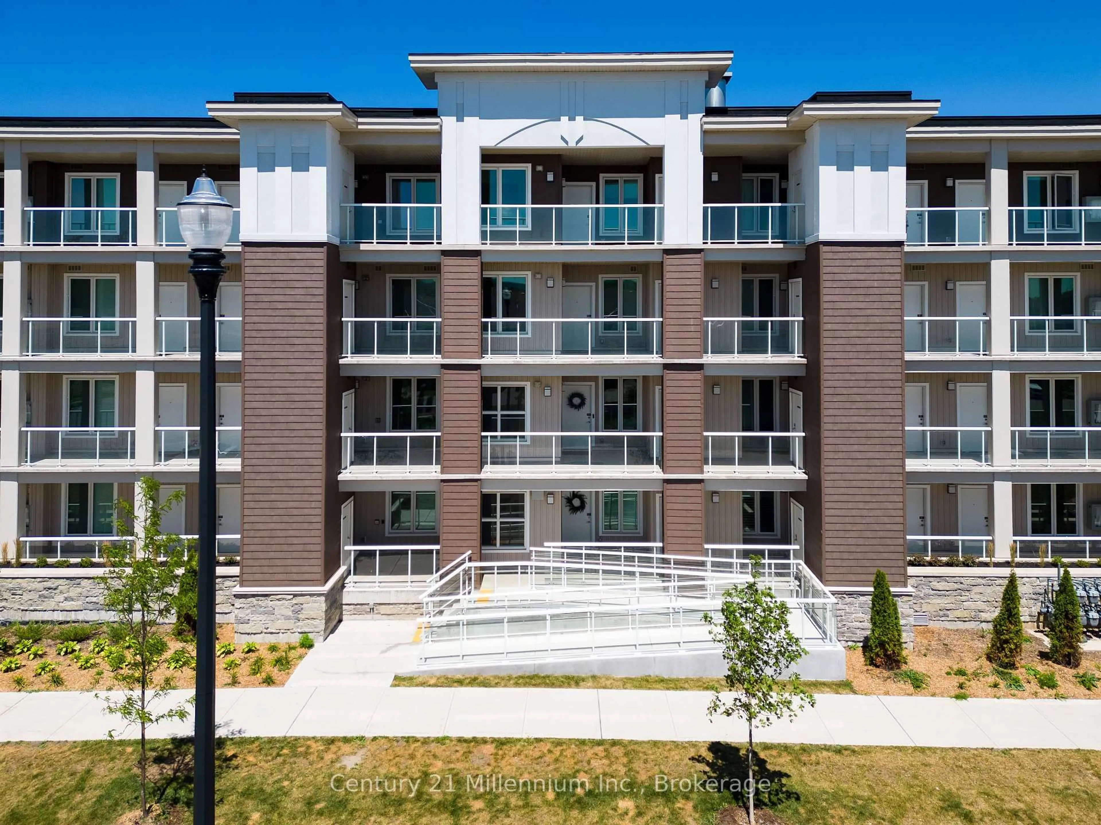 A pic from outside/outdoor area/front of a property/back of a property/a pic from drone, building for 17 Spooner Cres #205, Collingwood Ontario L9Y 1T3