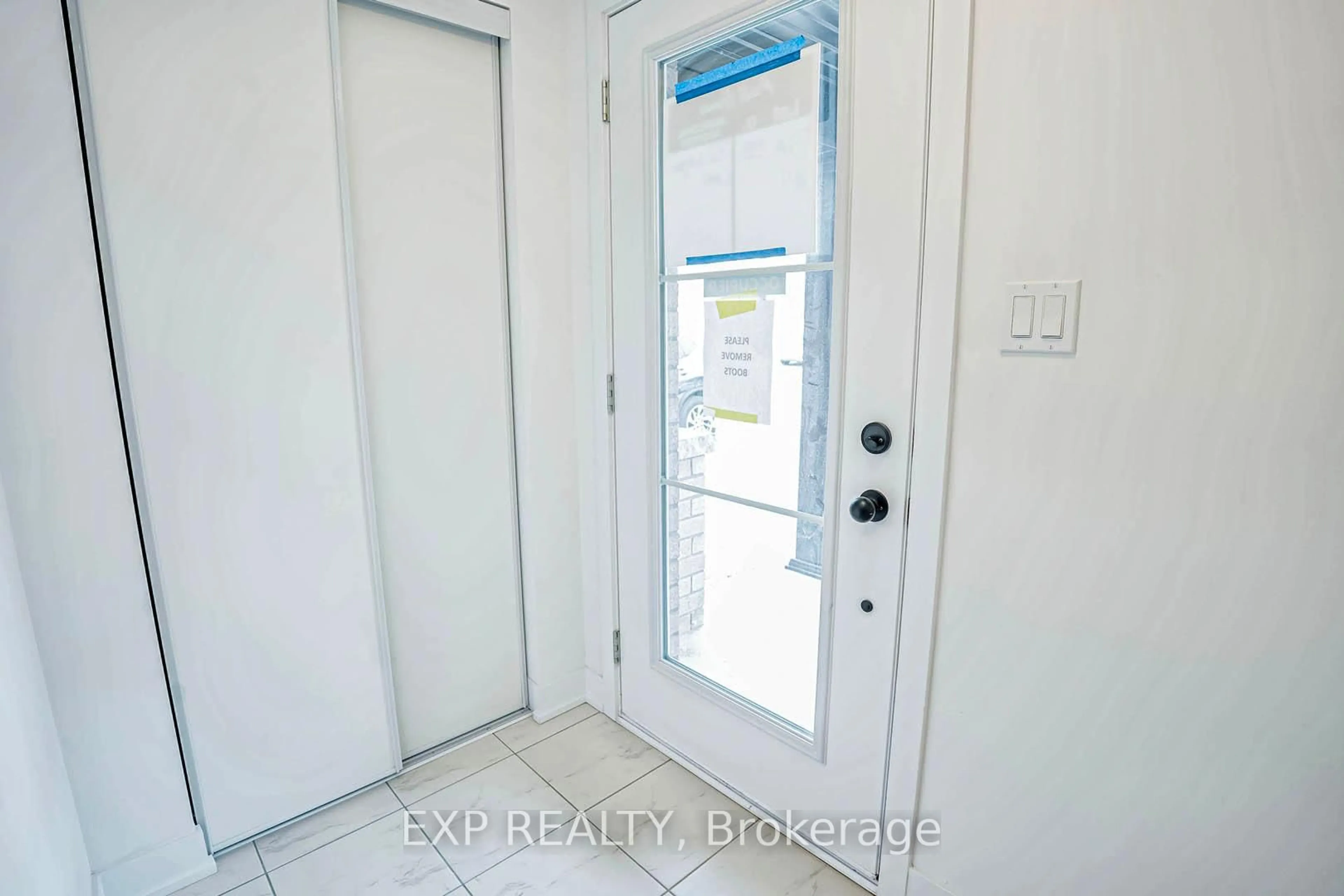 Indoor entryway for 31 Wagon Lane, Barrie Ontario L9J 0C2