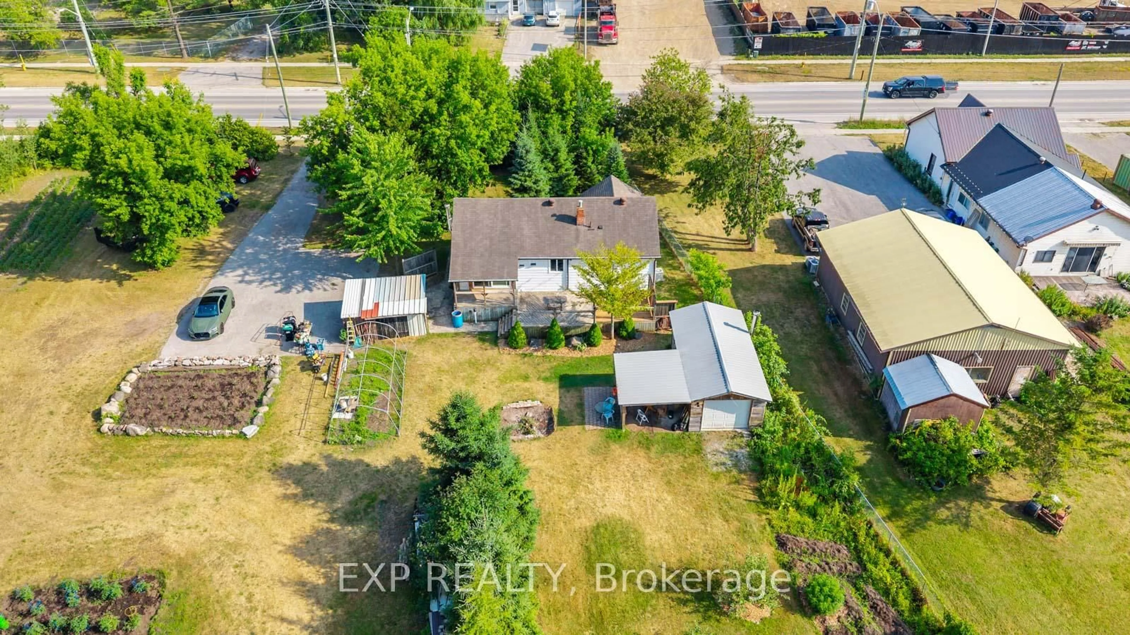 A pic from outside/outdoor area/front of a property/back of a property/a pic from drone, building for 336 Tiffin St, Barrie Ontario L4N 9W7