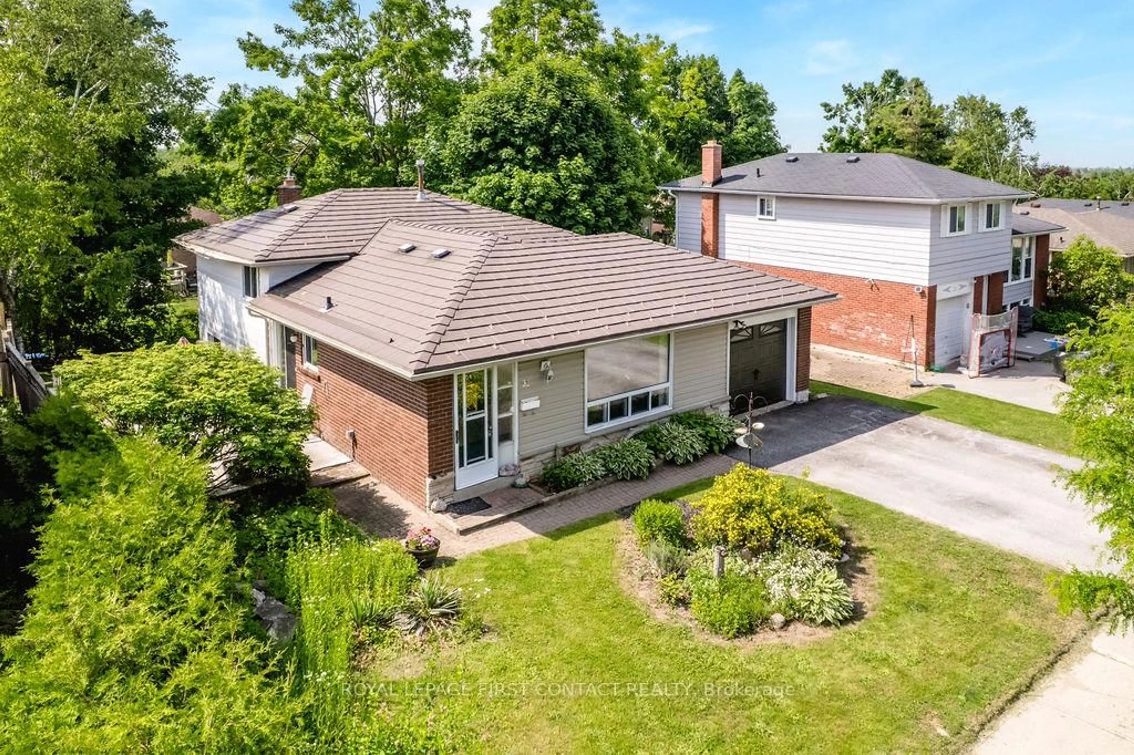 A pic from outside/outdoor area/front of a property/back of a property/a pic from drone, street for 33 Roslyn Rd, Barrie Ontario L4M 2X5
