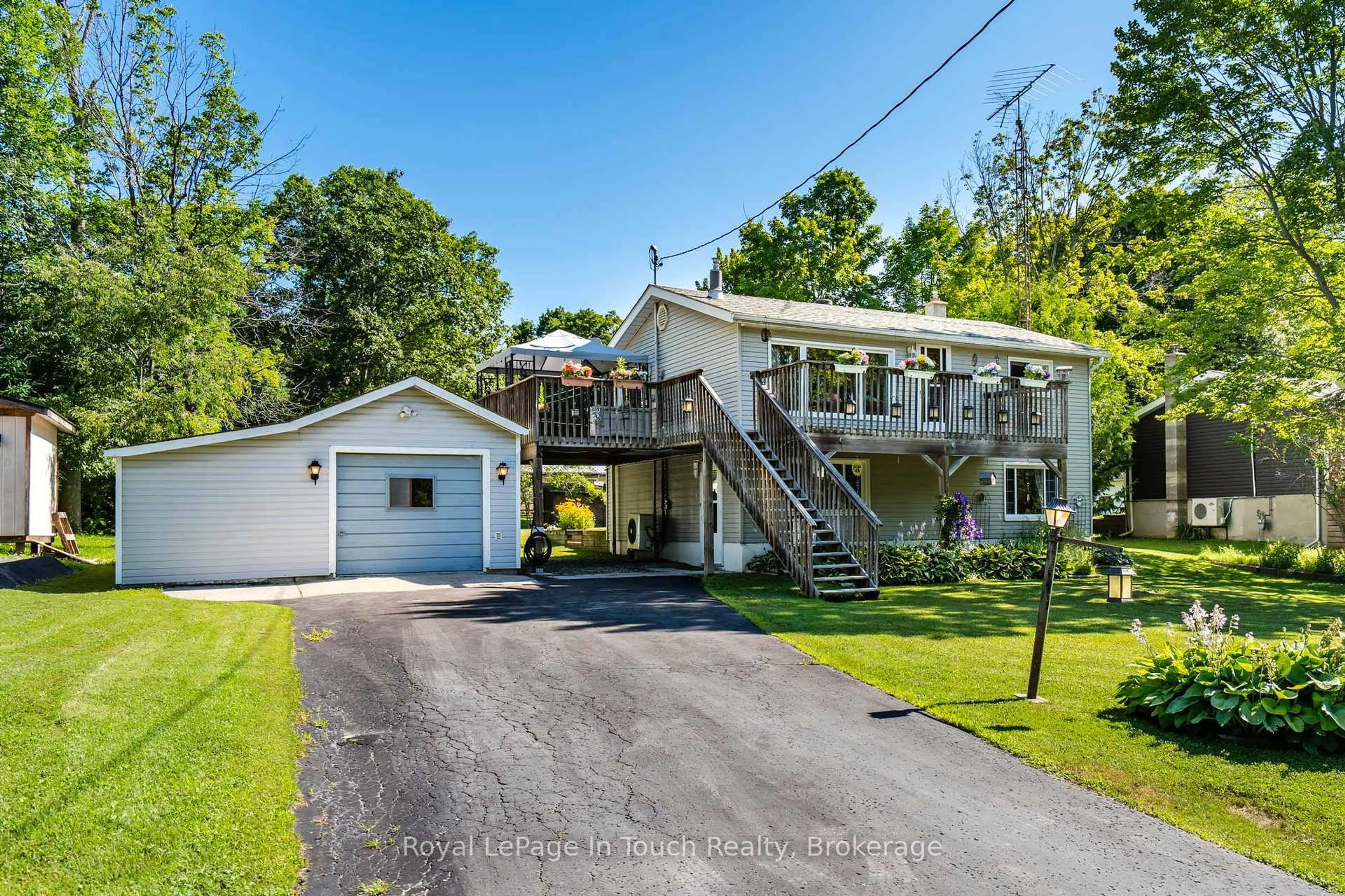 A pic from outside/outdoor area/front of a property/back of a property/a pic from drone, street for 18 Sarna Dr, Tiny Ontario L9M 0B3