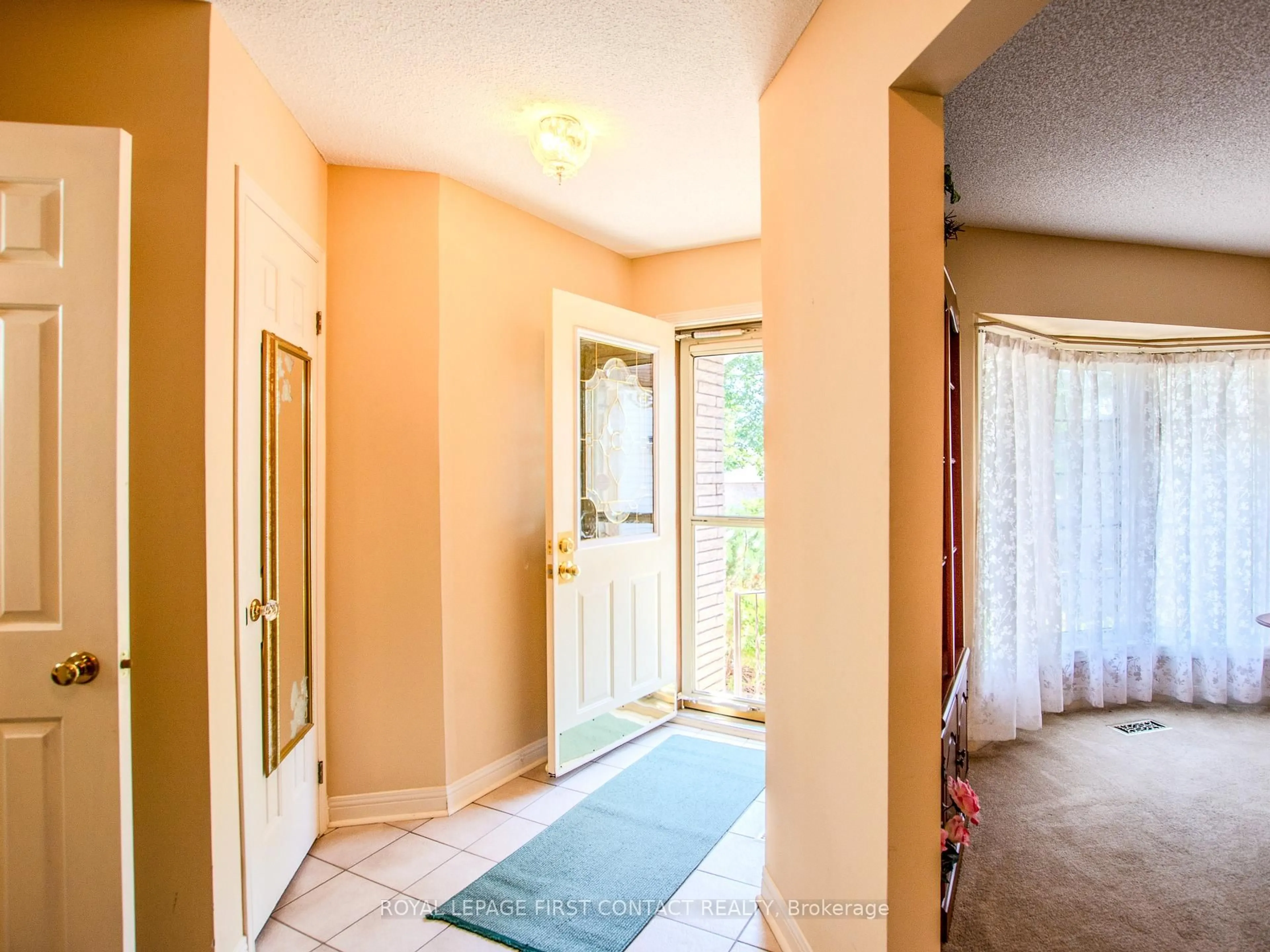 Indoor entryway for 14 Carr Dr, Barrie Ontario L4N 6N3