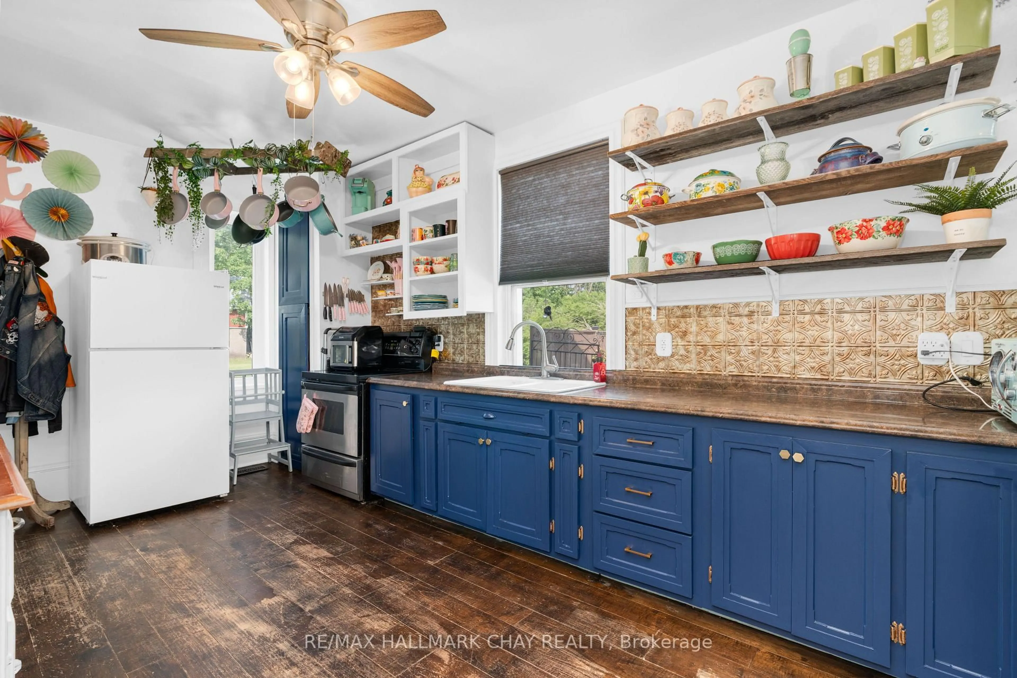 Open concept kitchen, ceramic/tile floor for 9850 Highway 12, Oro-Medonte Ontario L3V 8C5