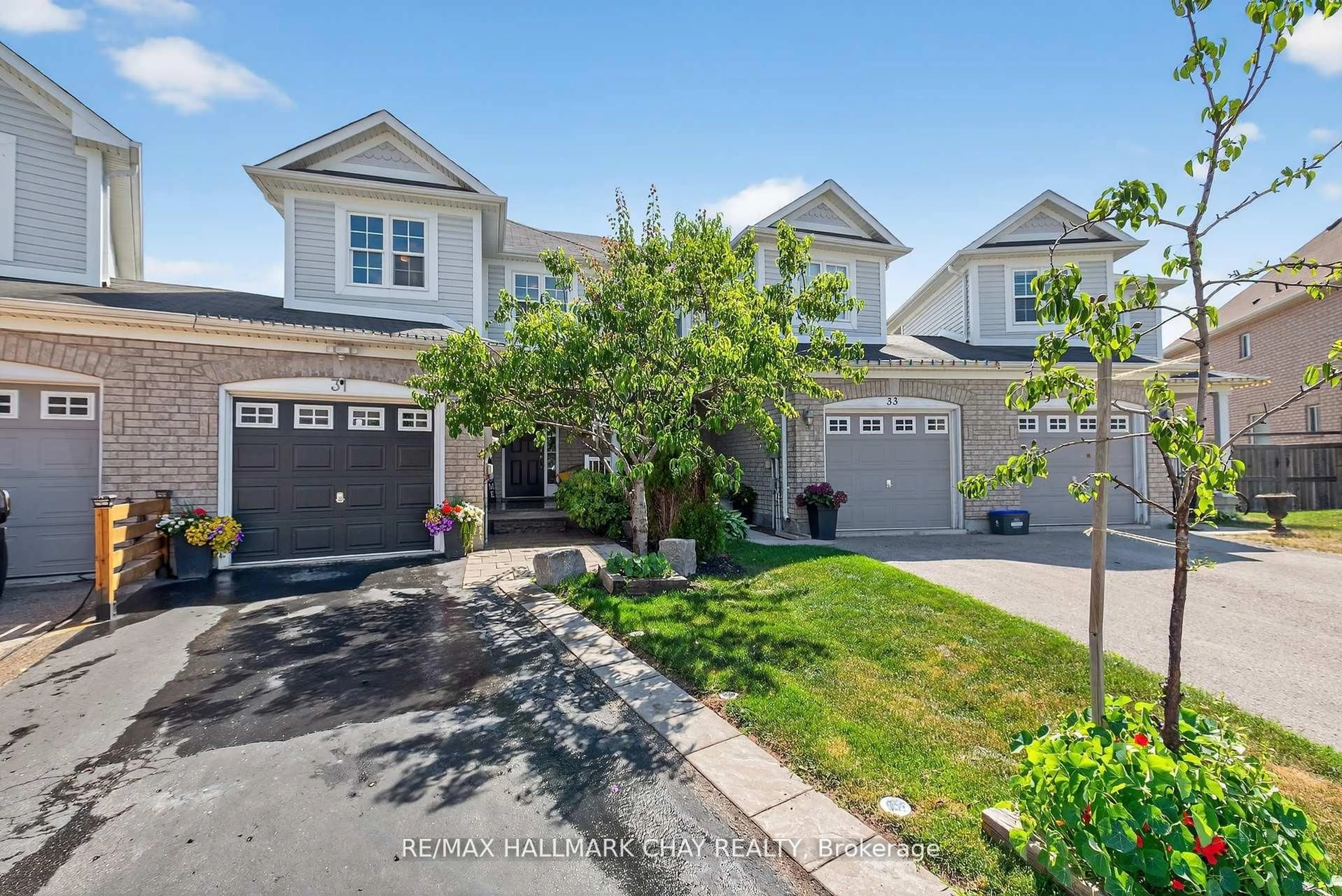 A pic from outside/outdoor area/front of a property/back of a property/a pic from drone, street for 31 Lancaster Crt, Barrie Ontario L4M 0G1