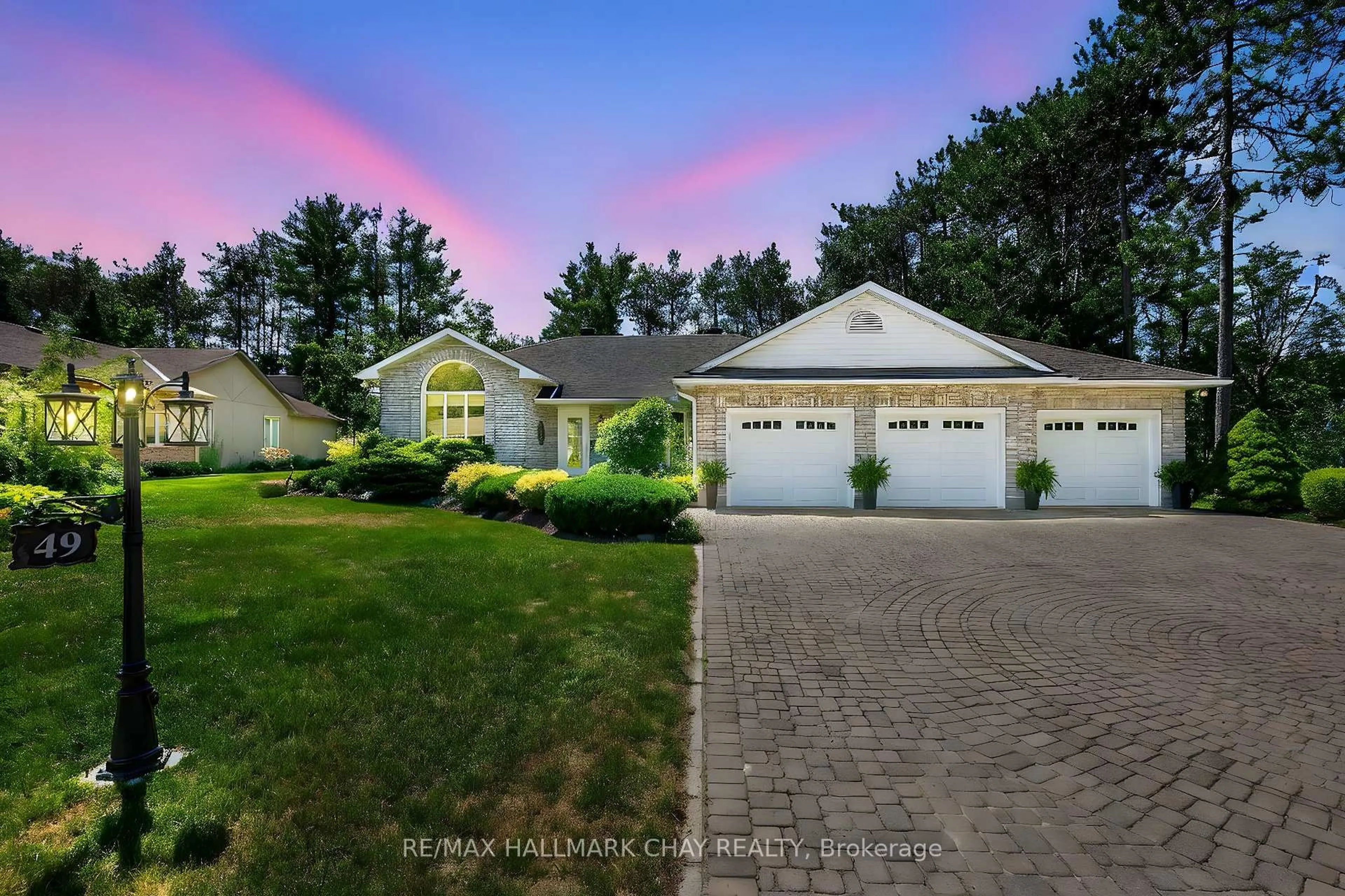 A pic from outside/outdoor area/front of a property/back of a property/a pic from drone, street for 49 Fairway Crt, Oro-Medonte Ontario L0L 2L0
