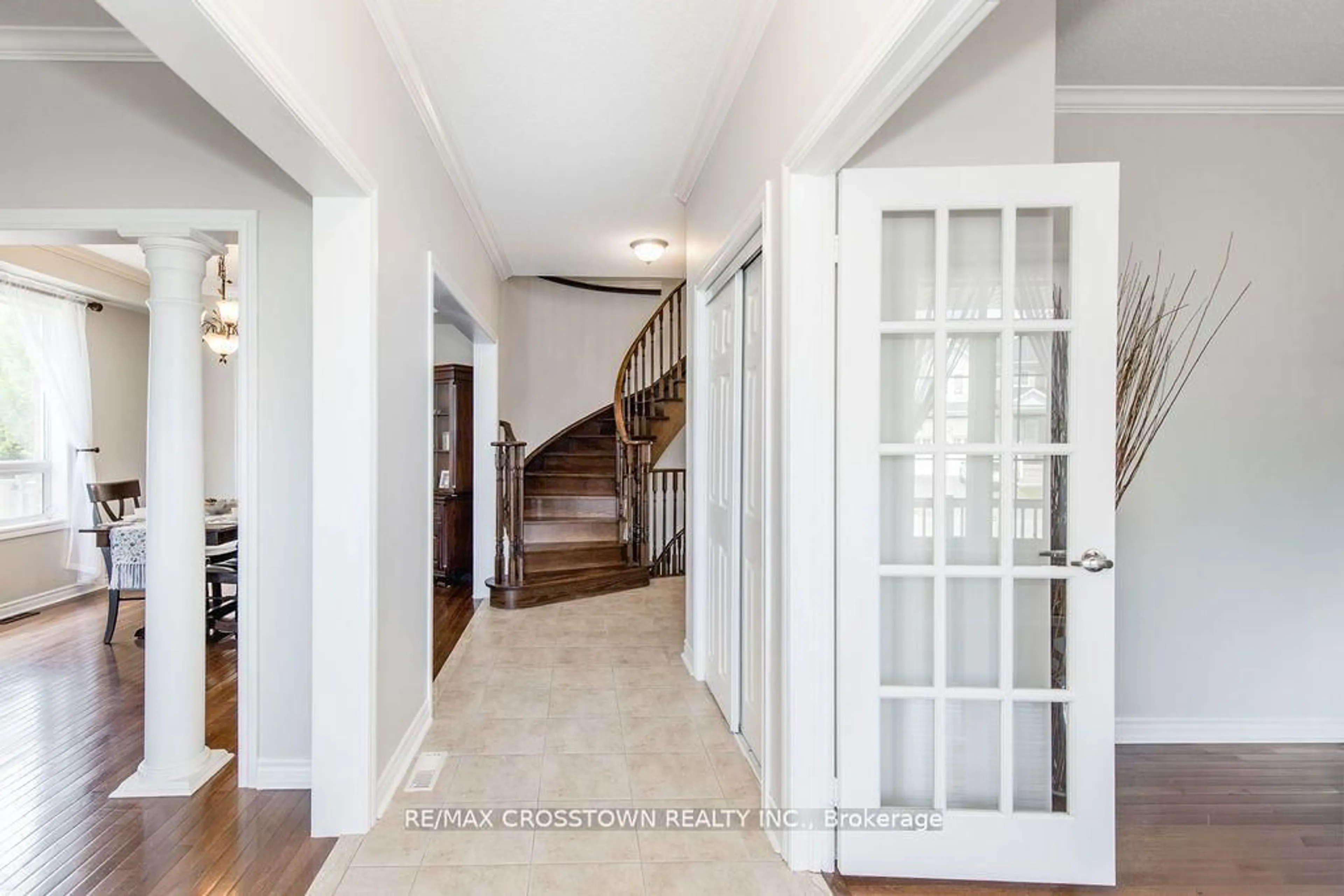 Indoor entryway for 61 The Queensway, Barrie Ontario L4M 7J3