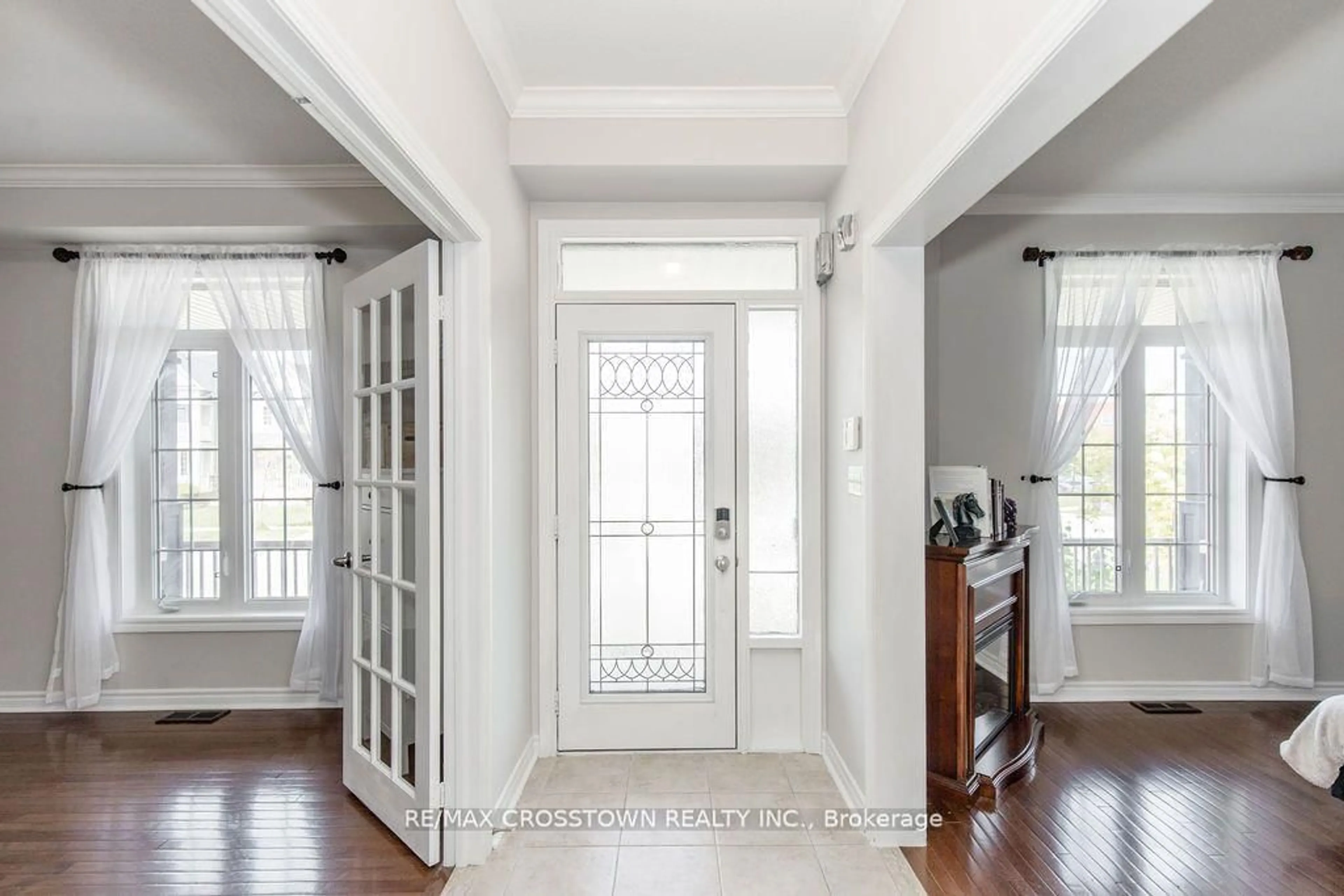 Indoor entryway for 61 The Queensway, Barrie Ontario L4M 7J3
