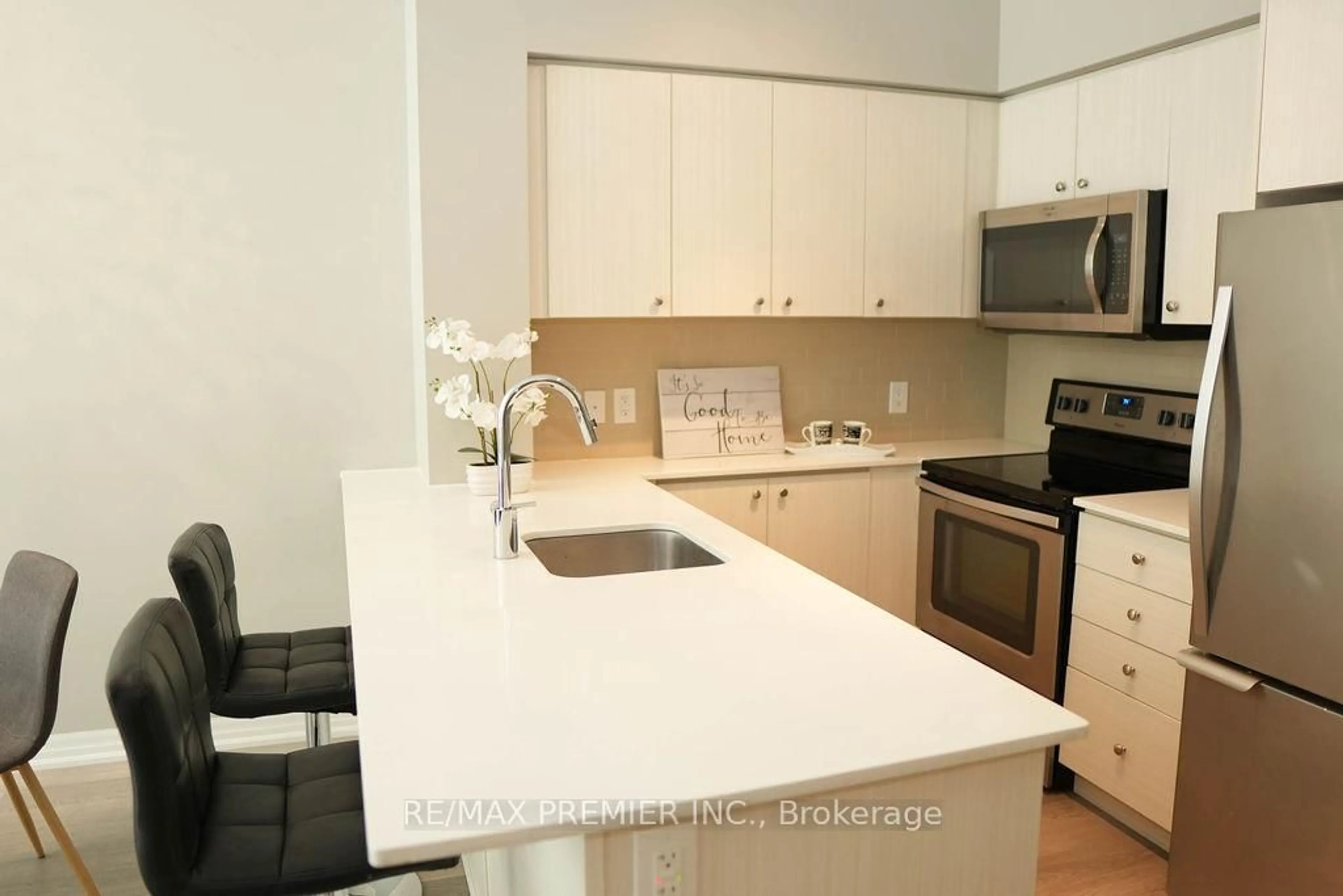 Standard kitchen, unknown for 111 Worsley St, Barrie Ontario L4M 0J5