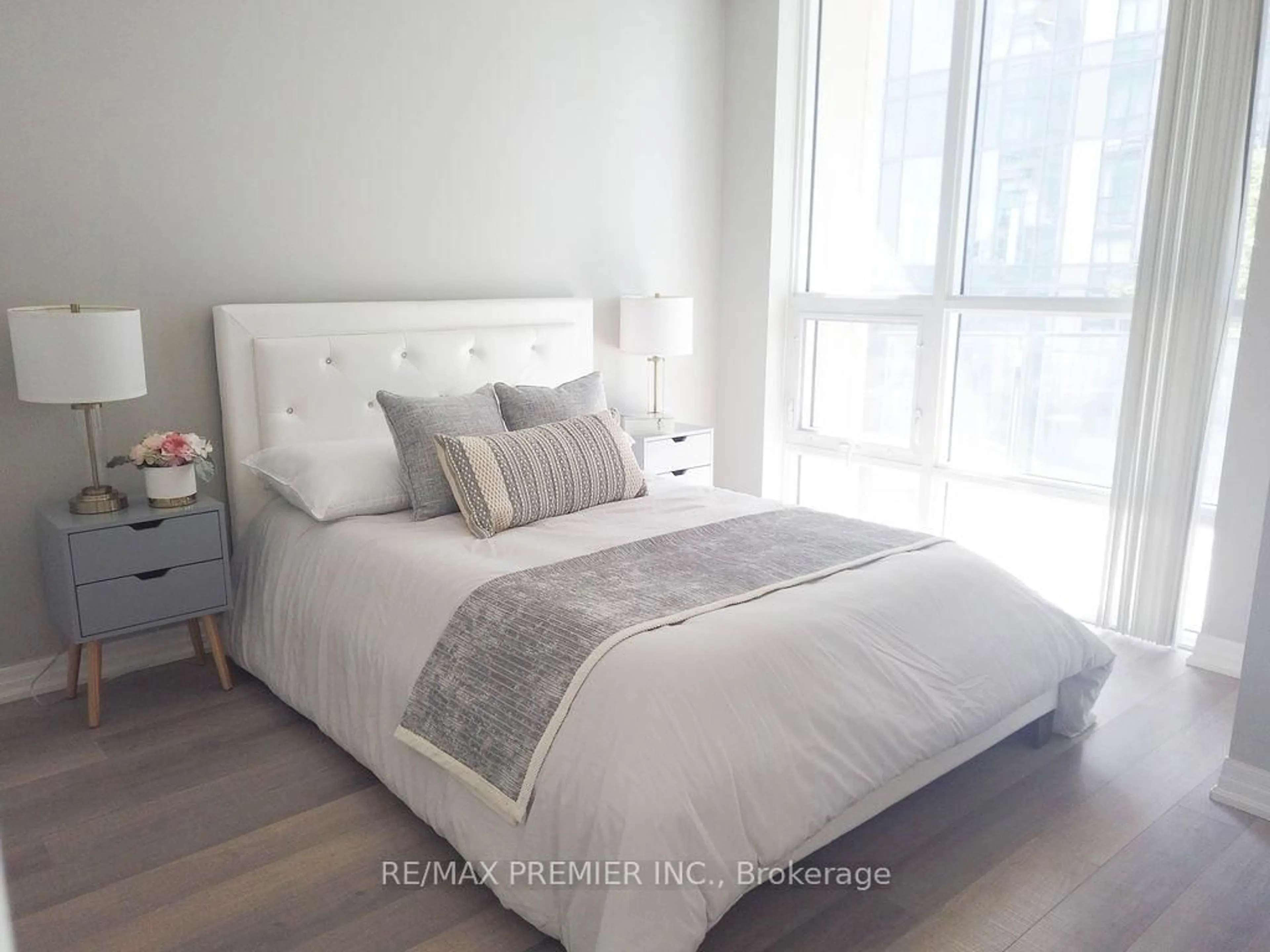Bedroom with bed, unknown for 111 Worsley St, Barrie Ontario L4M 0J5