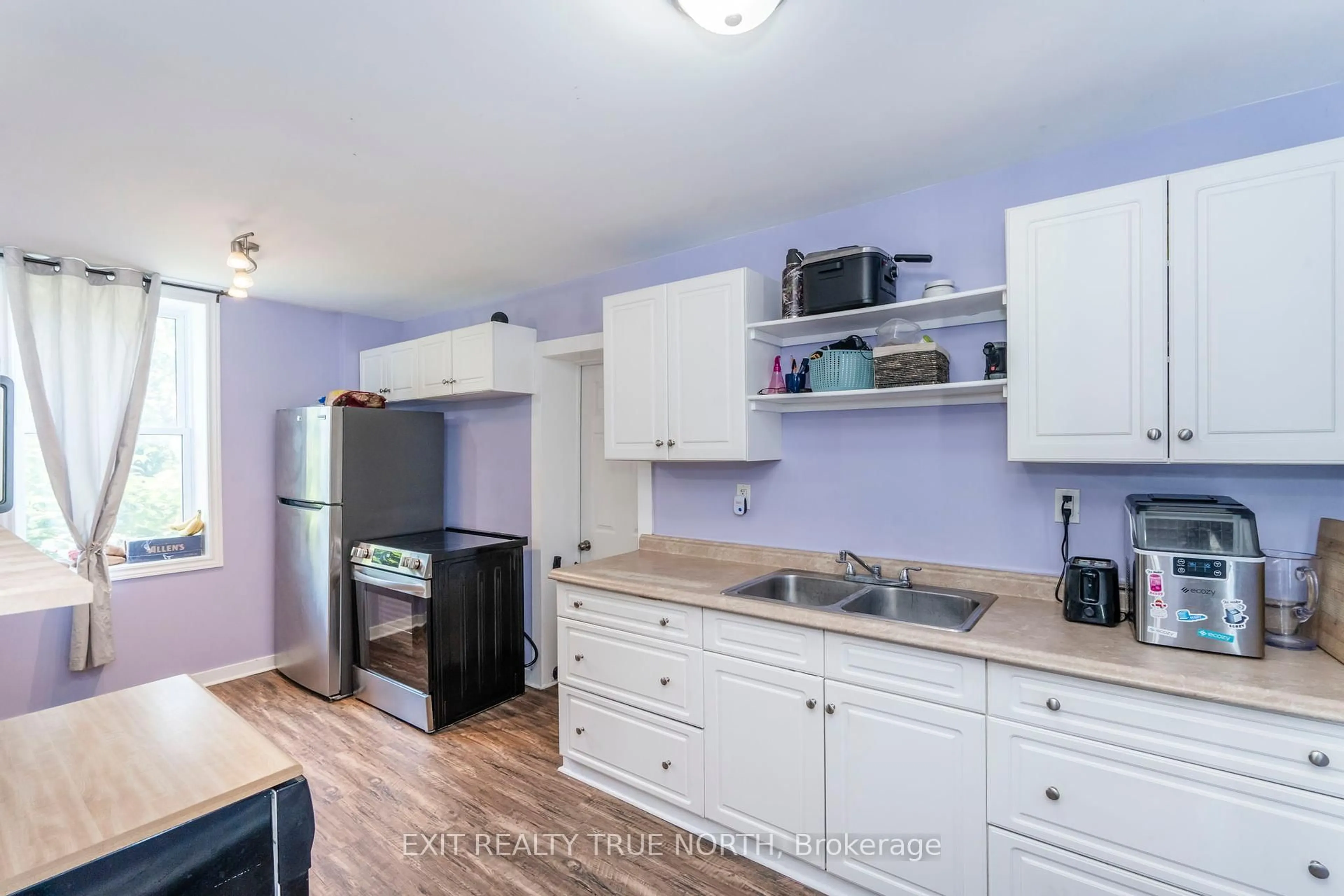 Standard kitchen, unknown for 192 Manly St, Midland Ontario L4R 3C2