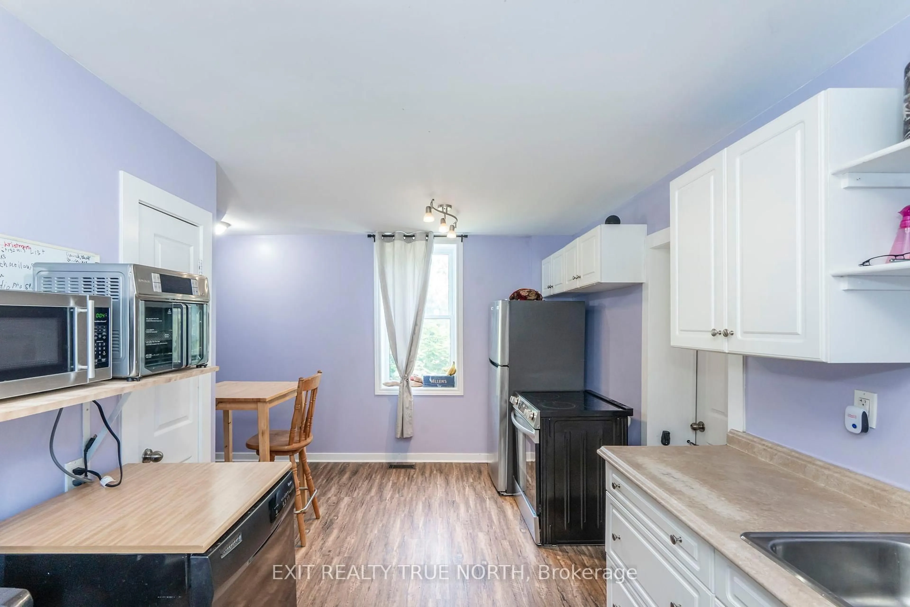 Standard kitchen, unknown for 192 Manly St, Midland Ontario L4R 3C2