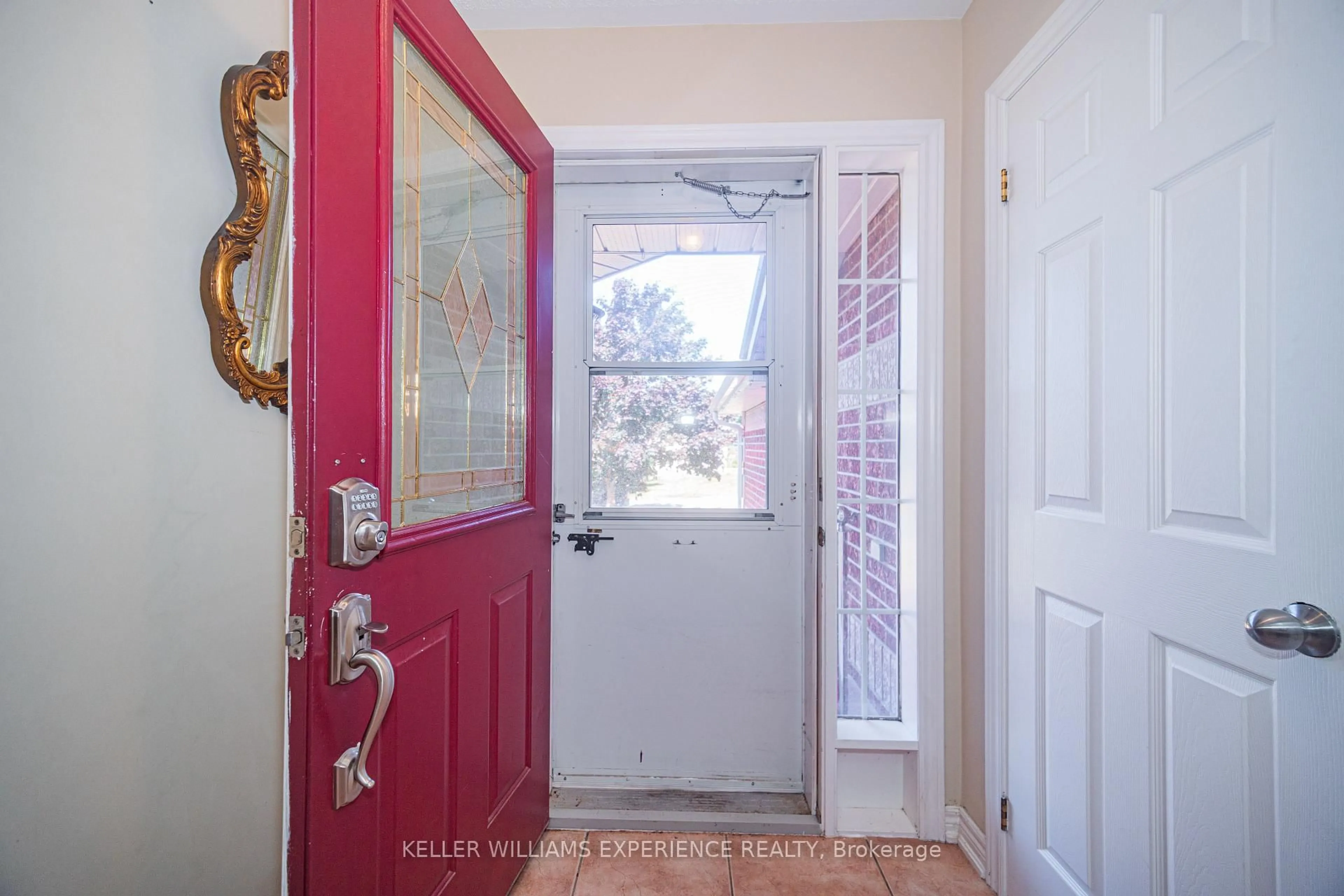 Indoor entryway for 8 Kell Pl, Barrie Ontario L4N 9K3