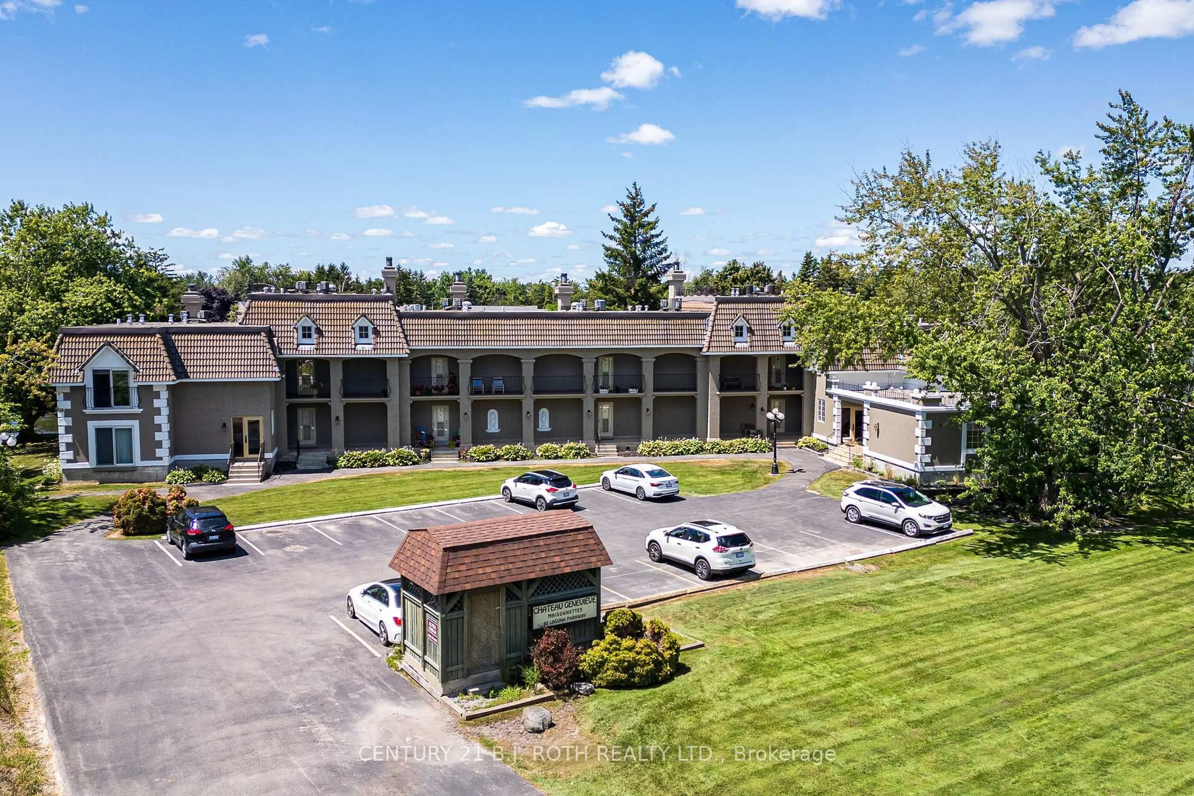 A pic from outside/outdoor area/front of a property/back of a property/a pic from drone, building for 60 Laguna Pkwy #16, Ramara Ontario L0K 1B0