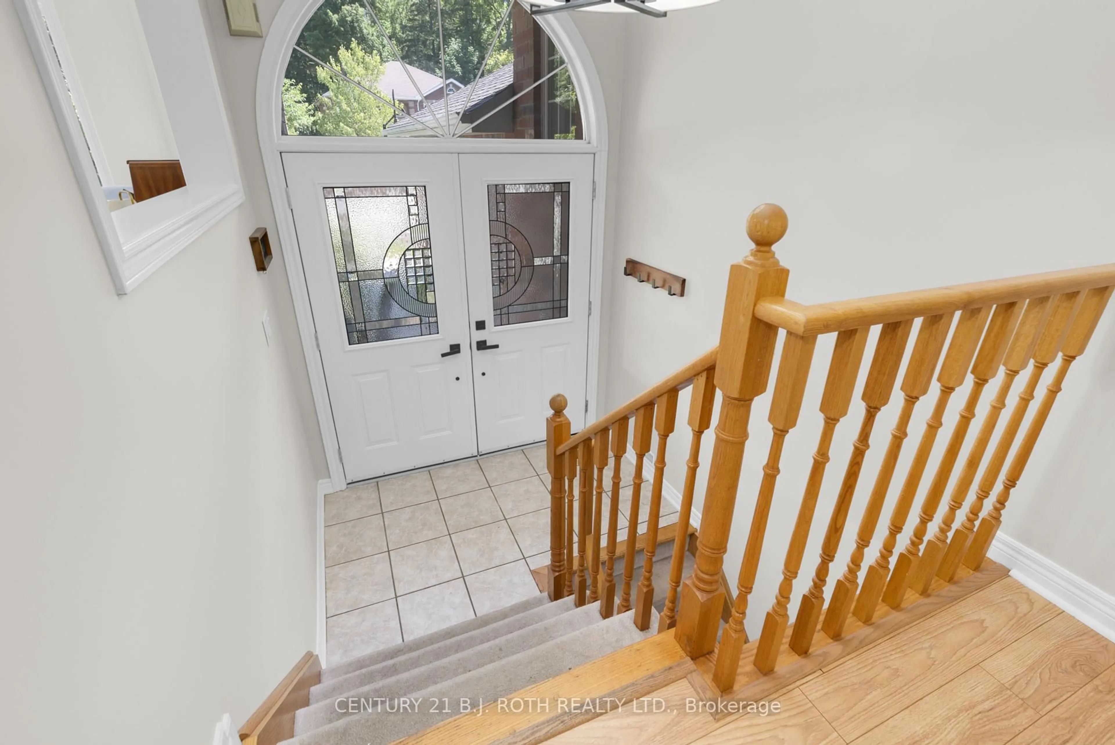 Indoor entryway for 156 Cumming Dr, Barrie Ontario L4N 0C8