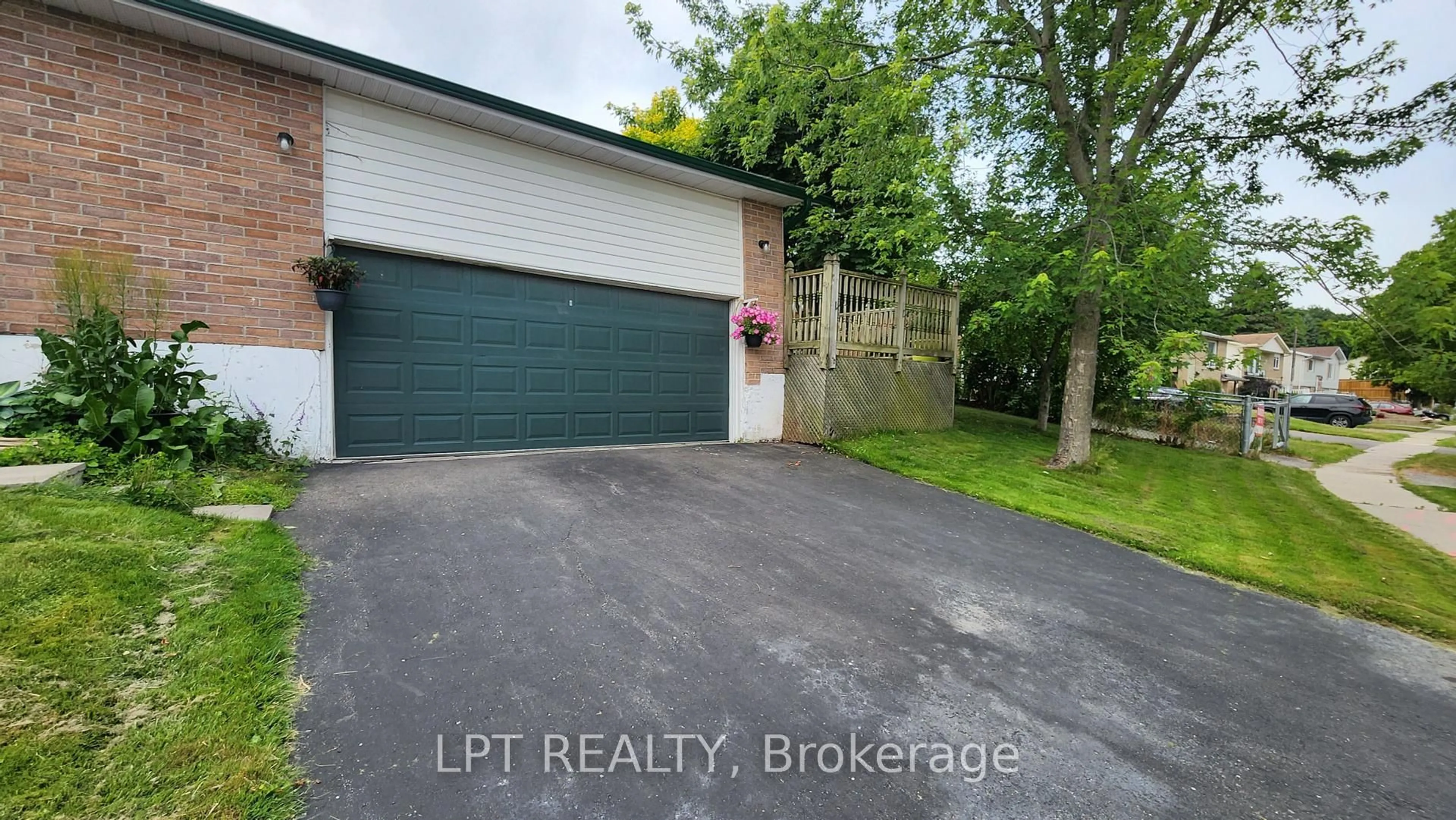 A pic from outside/outdoor area/front of a property/back of a property/a pic from drone, street for 30 McConkey Pl, Barrie Ontario L4N 6H1