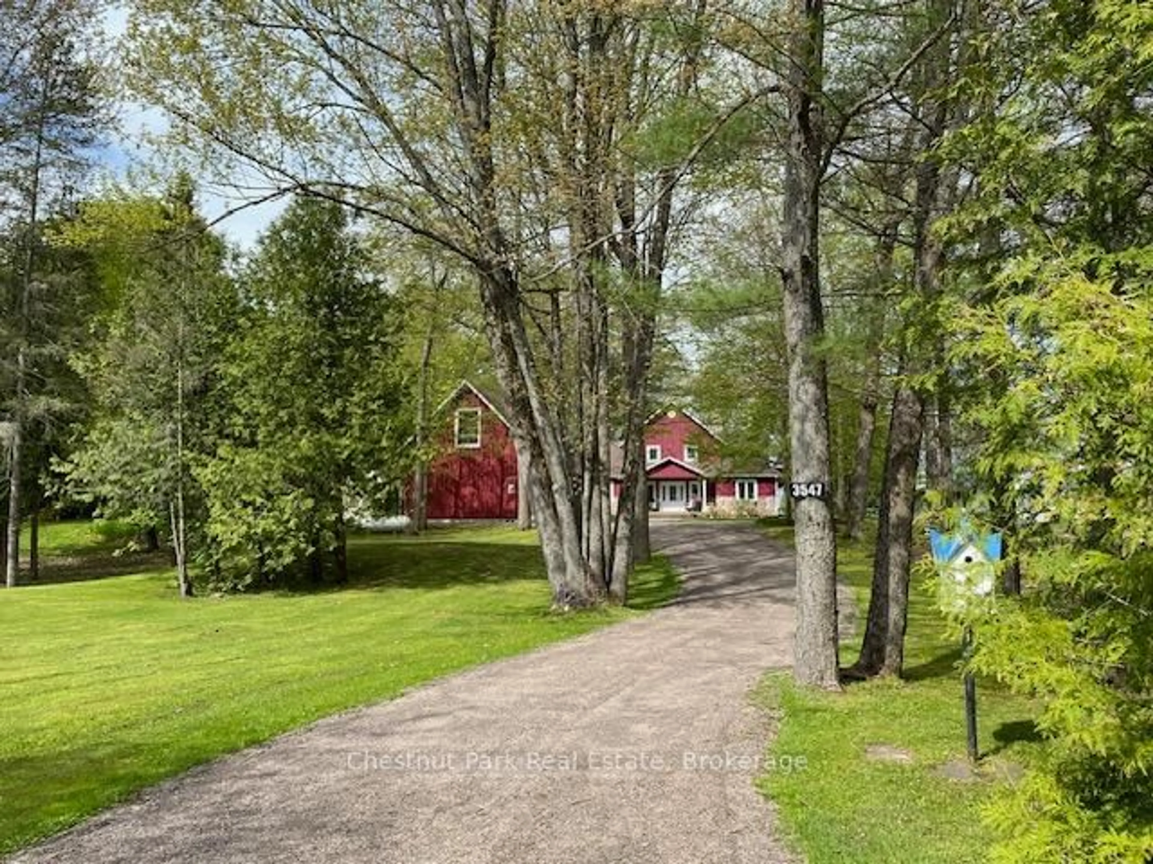 A pic from outside/outdoor area/front of a property/back of a property/a pic from drone, street for 3547 Lauderdale Pt Cres, Severn Ontario P0E 1N0