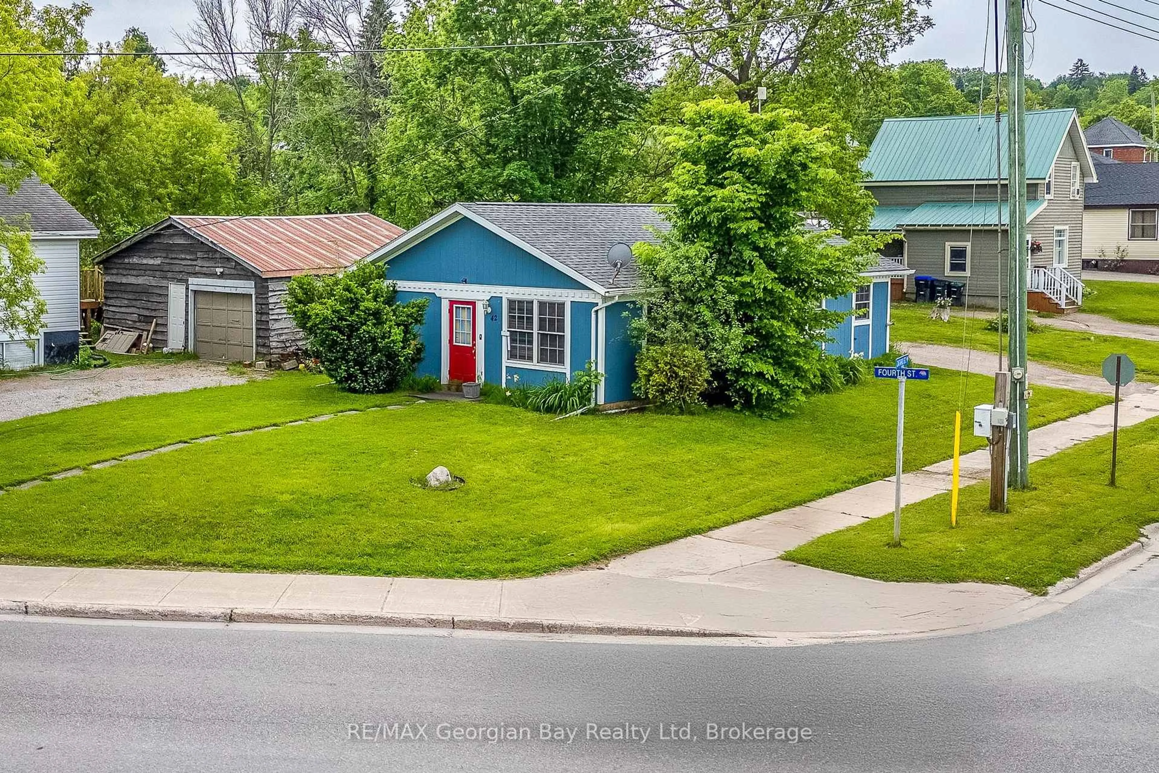 A pic from outside/outdoor area/front of a property/back of a property/a pic from drone, street for 42 Fourth St, Midland Ontario L4R 3S8